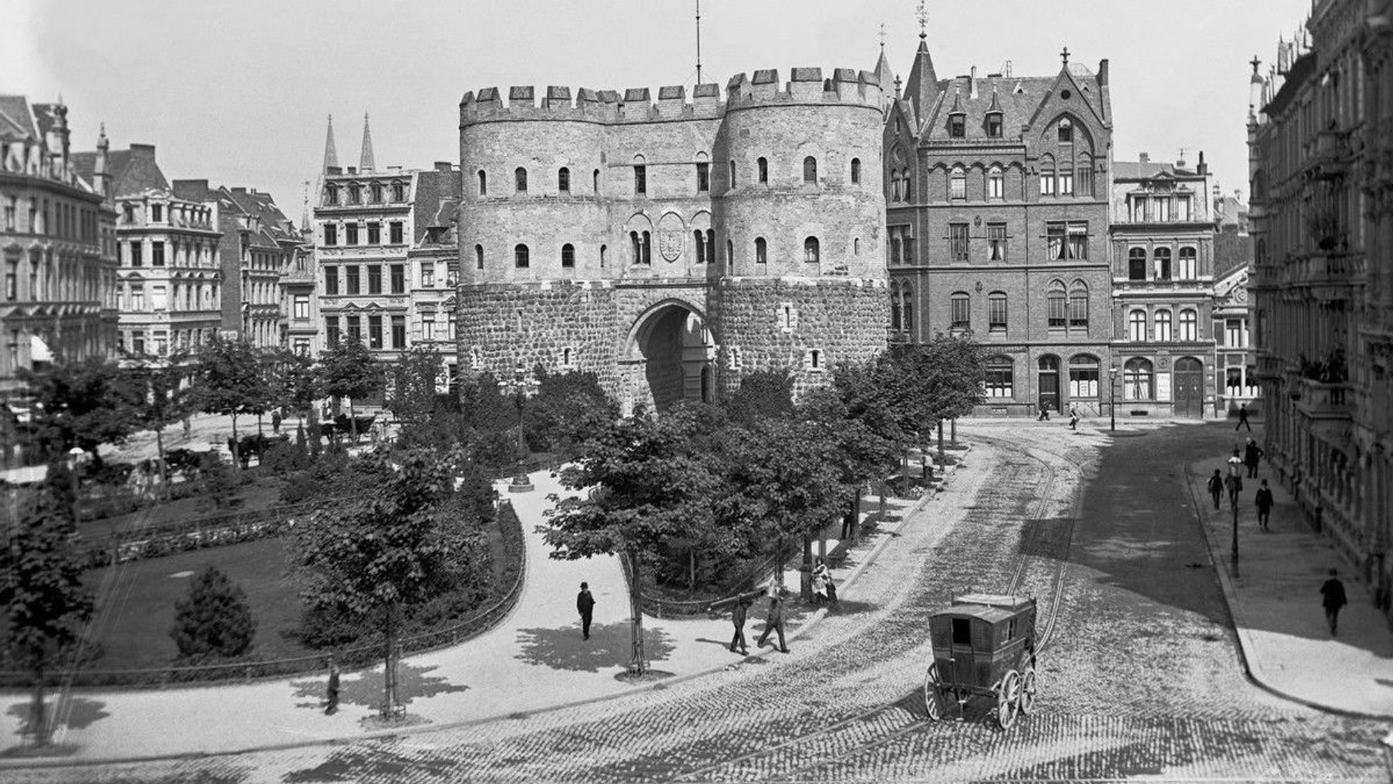 Historische Schwarz-Weiß-Aufnahme des Rudolfplatzes um 1890.