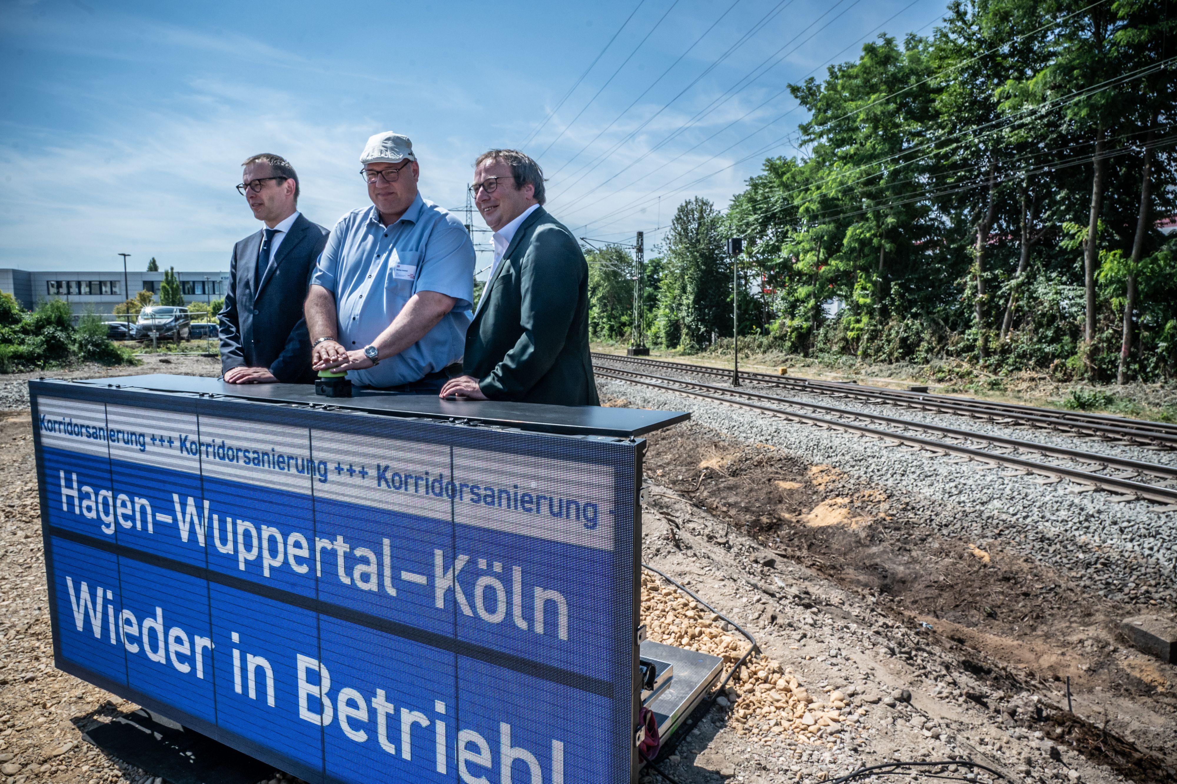 Philipp Nagl, OB Stefan hebbel und Oliver Krischer Abschluss-PK Korridorsanierung Köln-Hagen auf dem Betriebsgelände in Leverkusen-Manfort. Bild: Ralf Krieger