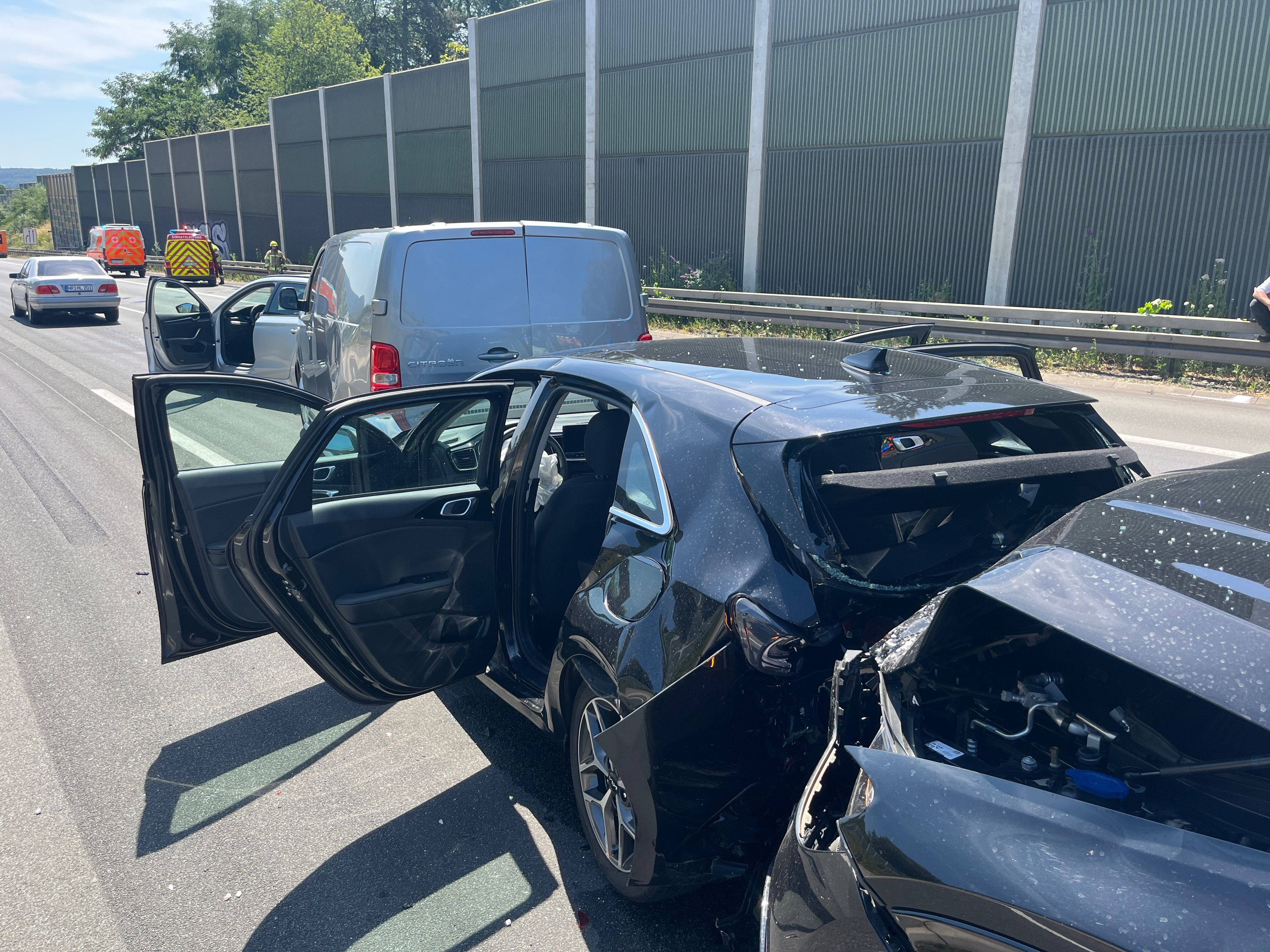 In dem zweiten Auto von rechts hatte die schwer verletzte Frau gesessen.