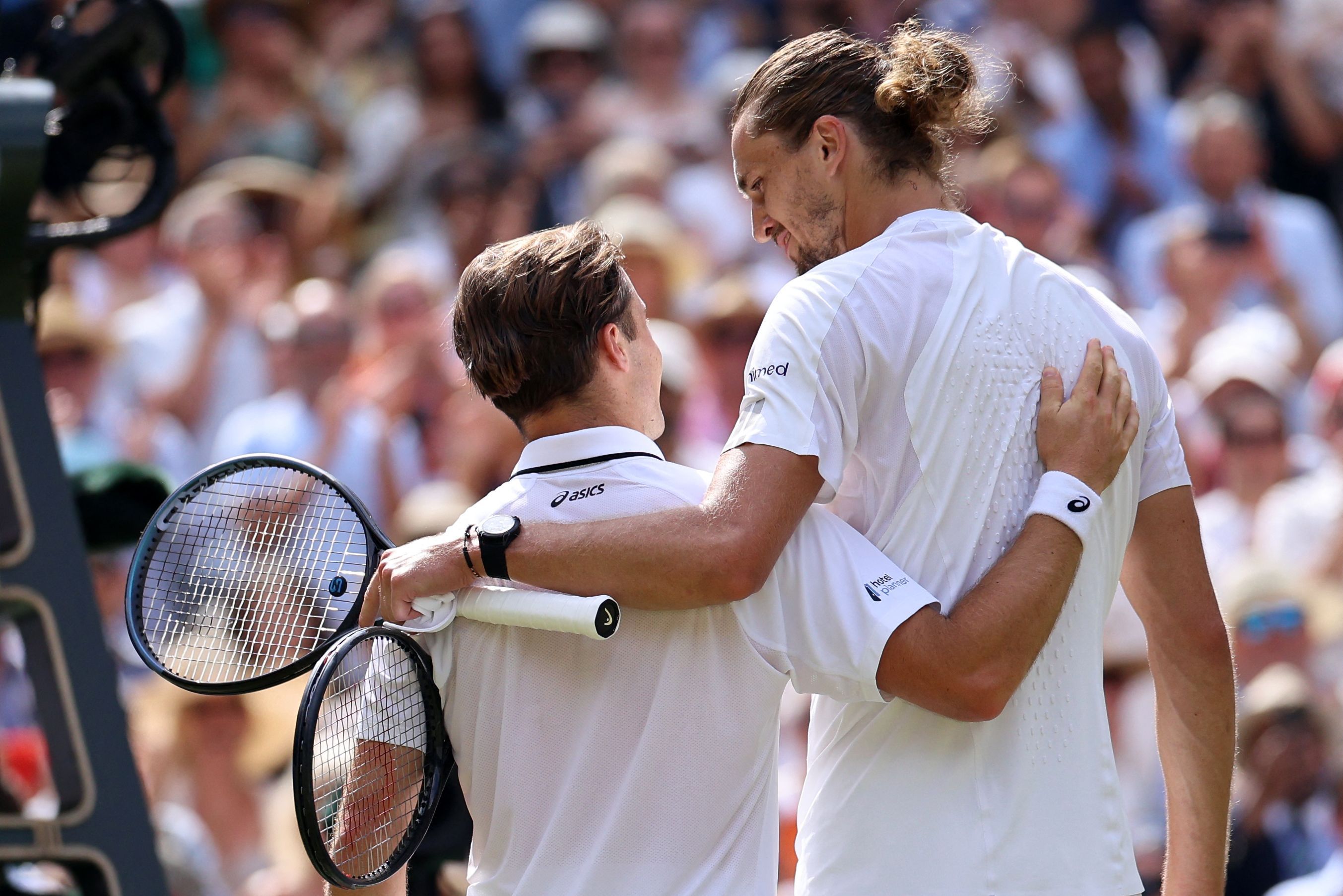 Alexander Zverev und Arthur Fery nach dem Handshake am Netz.