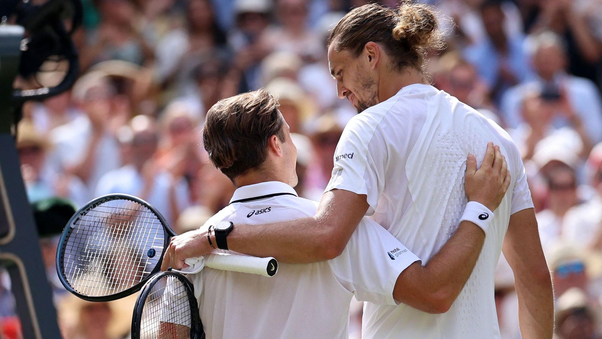 Alexander Zverev und Arthur Fery nach dem Handshake am Netz.