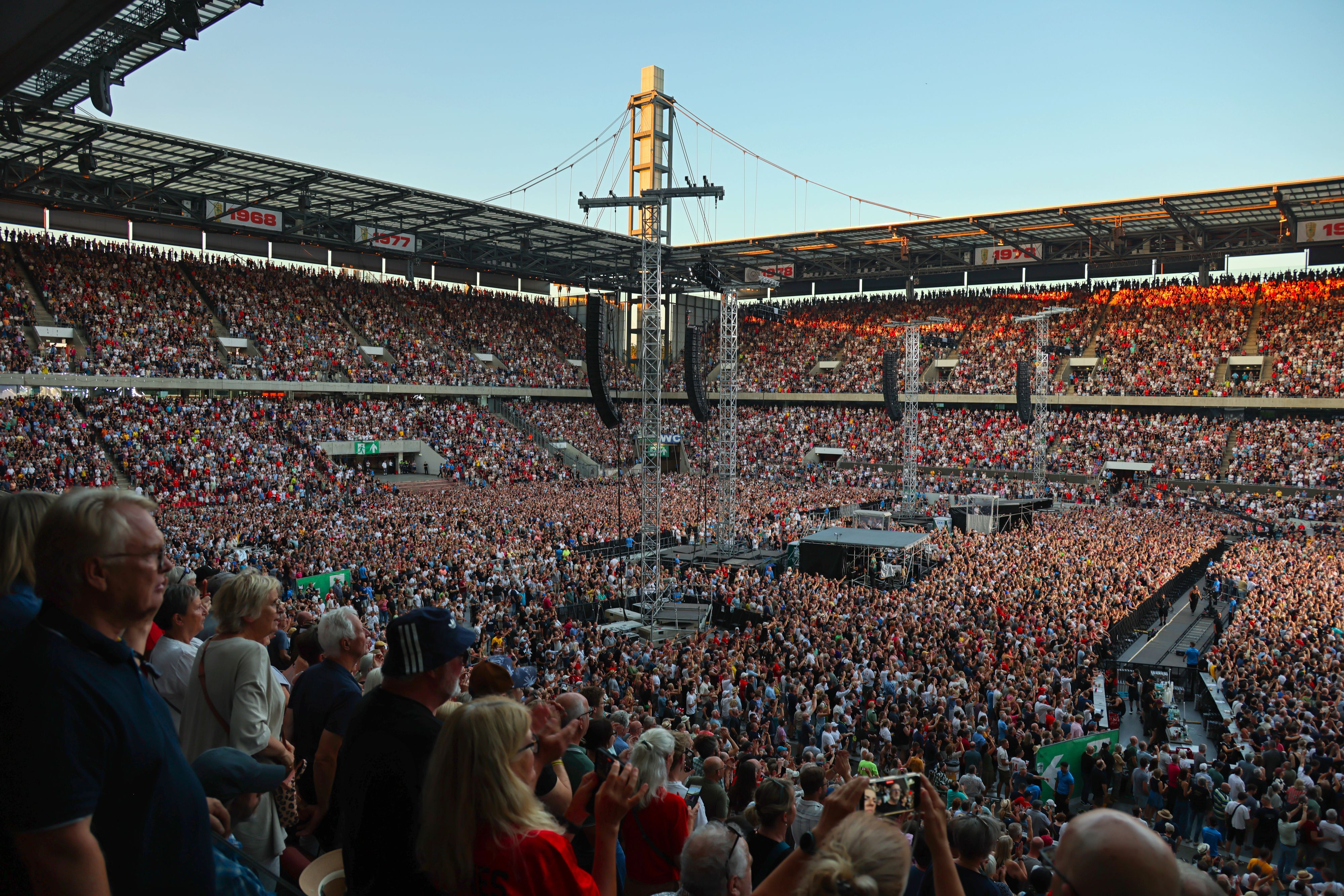 Blick ins Kölner Stadion beim BAP-Konzert.