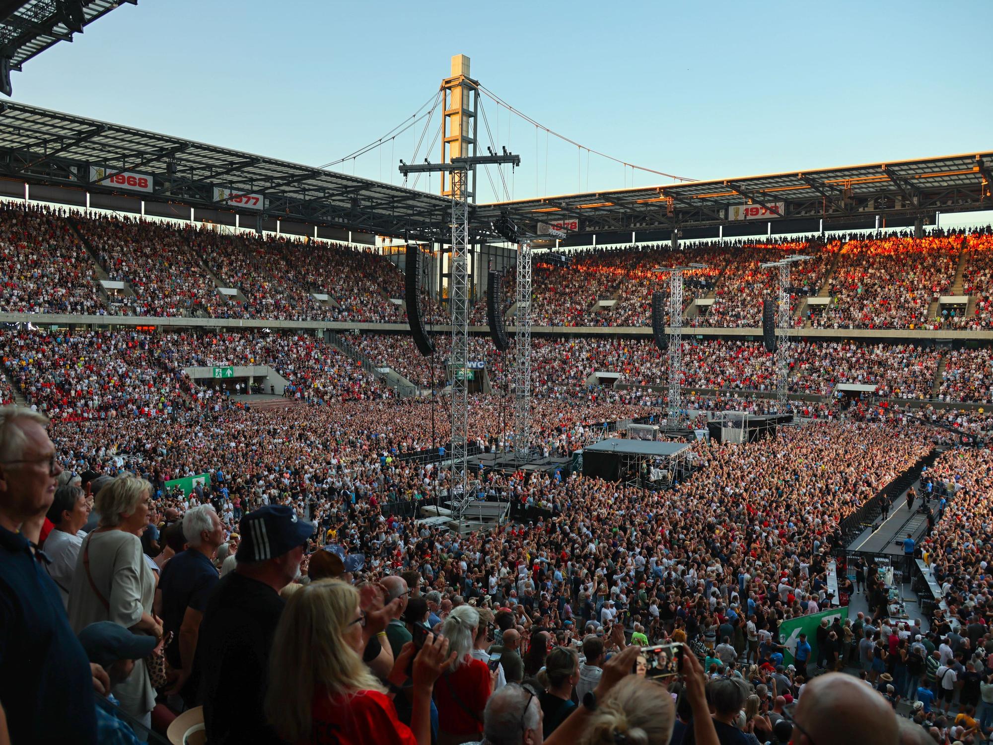 Blick ins Kölner Stadion beim BAP-Konzert.