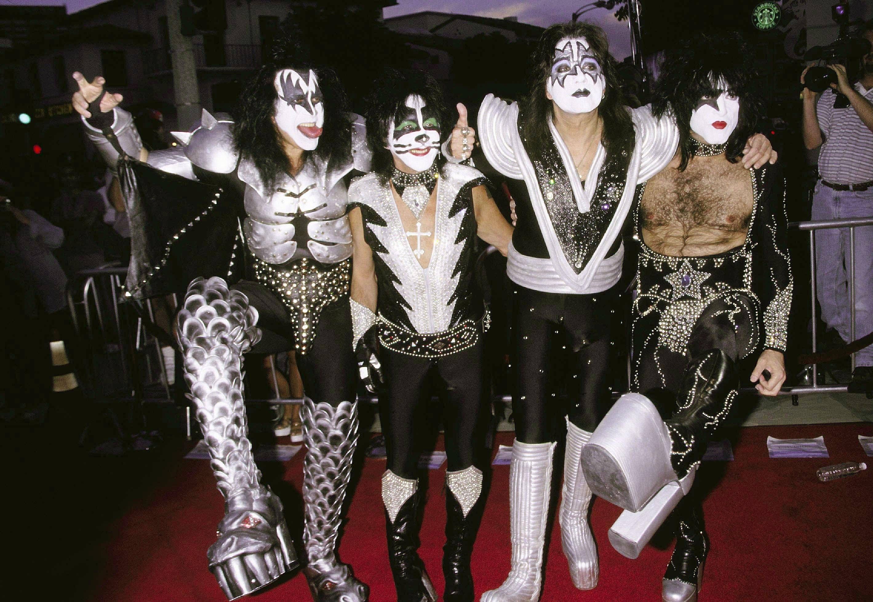 Die US-amerikanische Hard-Rock-Band Kiss posiert.