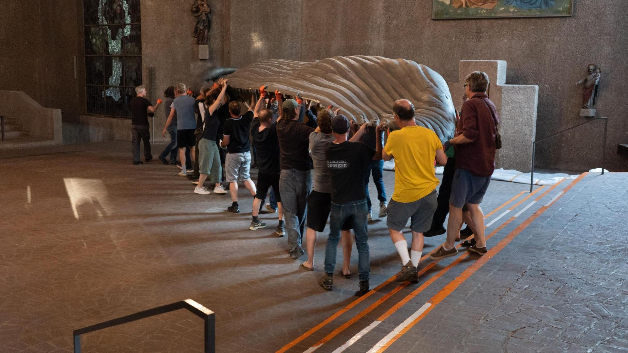 Köln: Wal-Skulptur für Ausstellung im
Kirchenraum von St. Gertrud