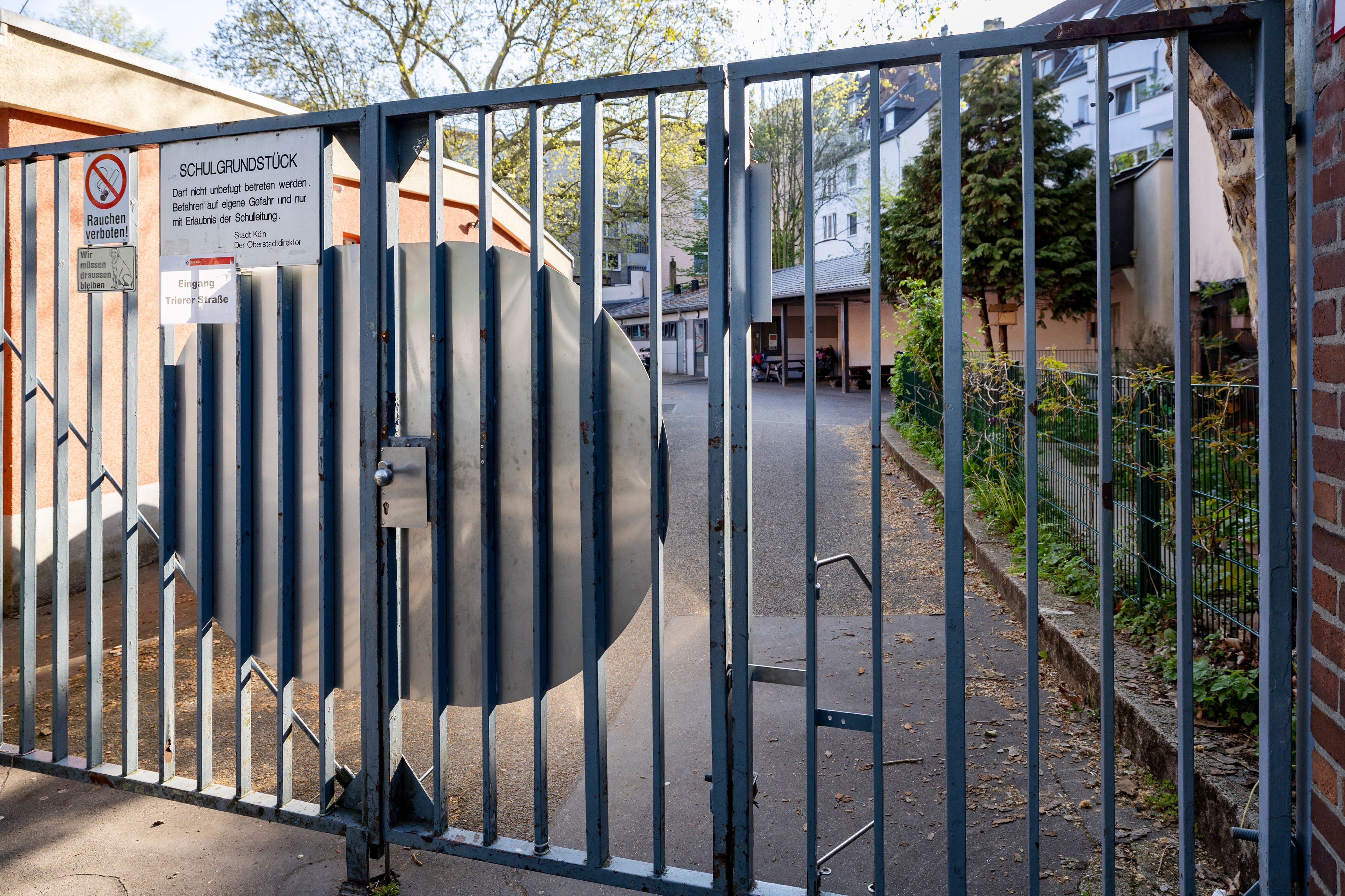 Ein Schild verbietet den Zutritt für unbefugte Personen zum Schulhof der Katholischen Grundschule Trierer Straße.