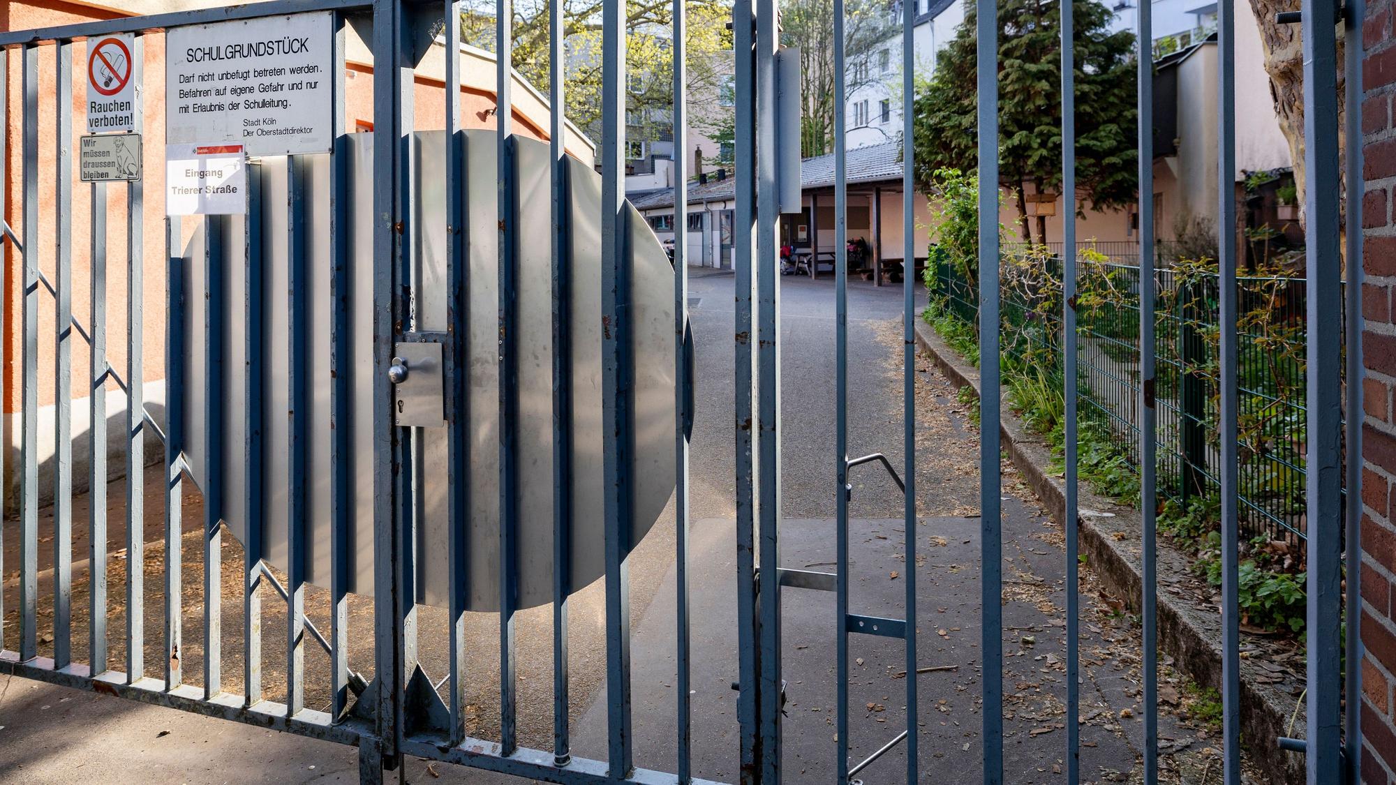 Ein Schild verbietet den Zutritt für unbefugte Personen zum Schulhof der Katholischen Grundschule Trierer Straße.