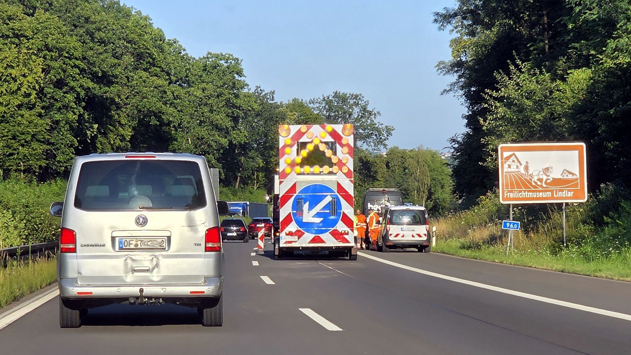 Eine Warntafel eines Baustellenfahrzeugs sperrt eine Spur auf der A4 bei Bergisch Gladbach-Moitzfeld.