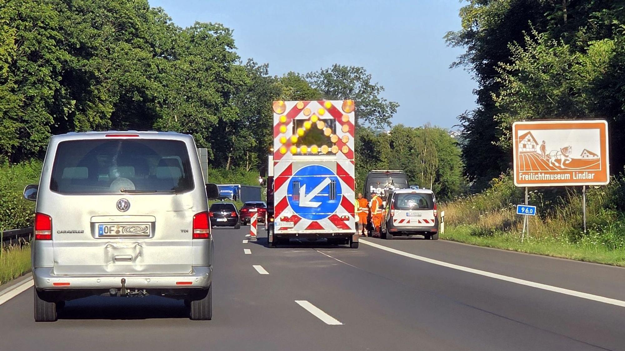 Eine Warntafel eines Baustellenfahrzeugs sperrt eine Spur auf der A4 bei Bergisch Gladbach-Moitzfeld.
