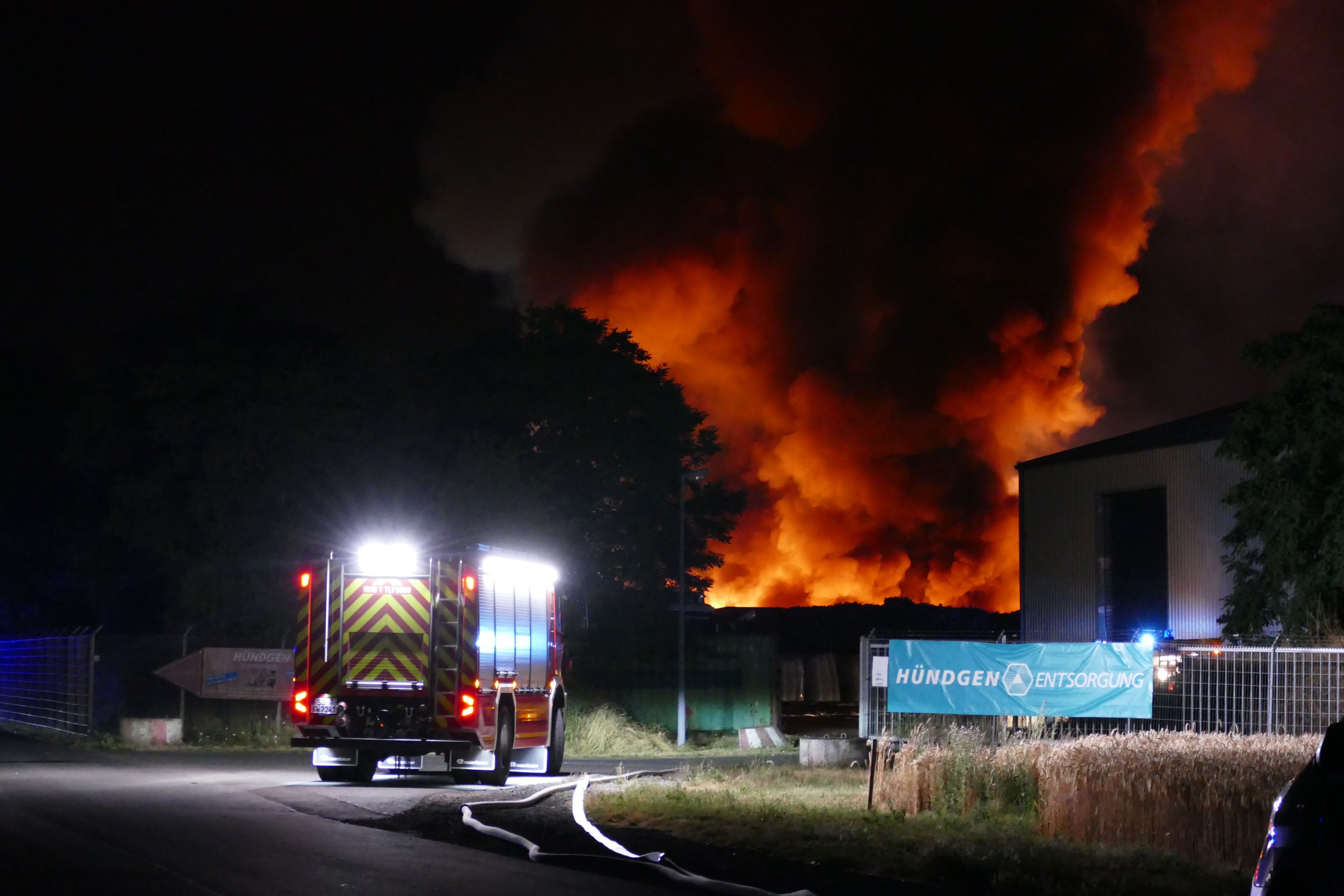 Zahlreiche Feuerwehren mehrerer Kommunen waren bei dem Brand in Swisttal im Einsatz.