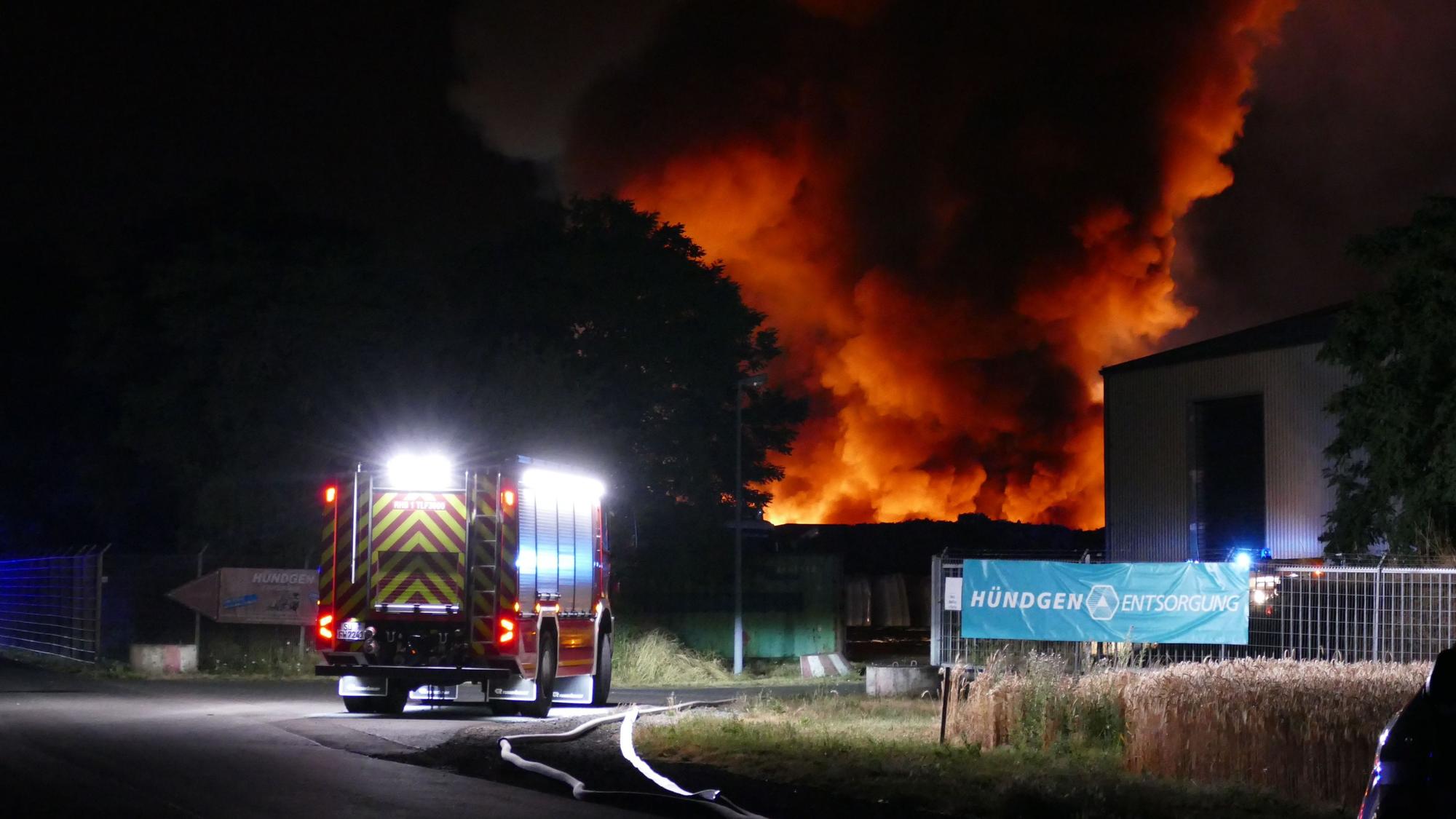Zahlreiche Feuerwehren mehrerer Kommunen waren bei dem Brand in Swisttal im Einsatz.