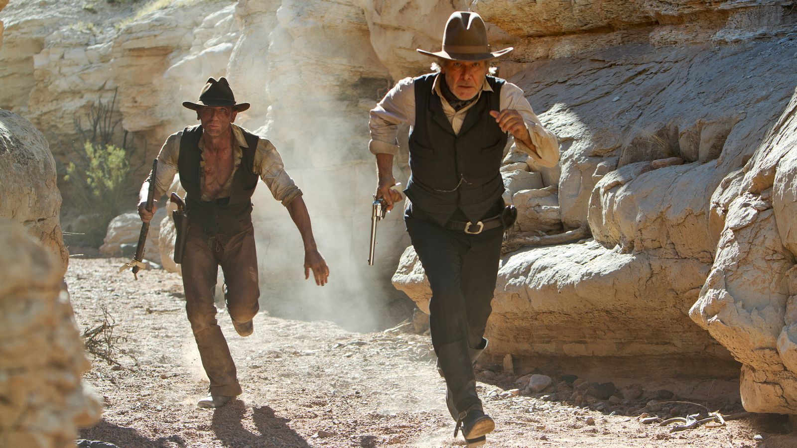 Partner wider Willen: Jake Lonergan (Daniel Craig, links) und Woodrow Dolarhyde (Harrison Ford) nehmen es mit den außerirdischen Invasoren auf.  (Bild:  © 2011 Universal Studios and Dreamworks II Distribution Co., LLC. All rights reserved.)