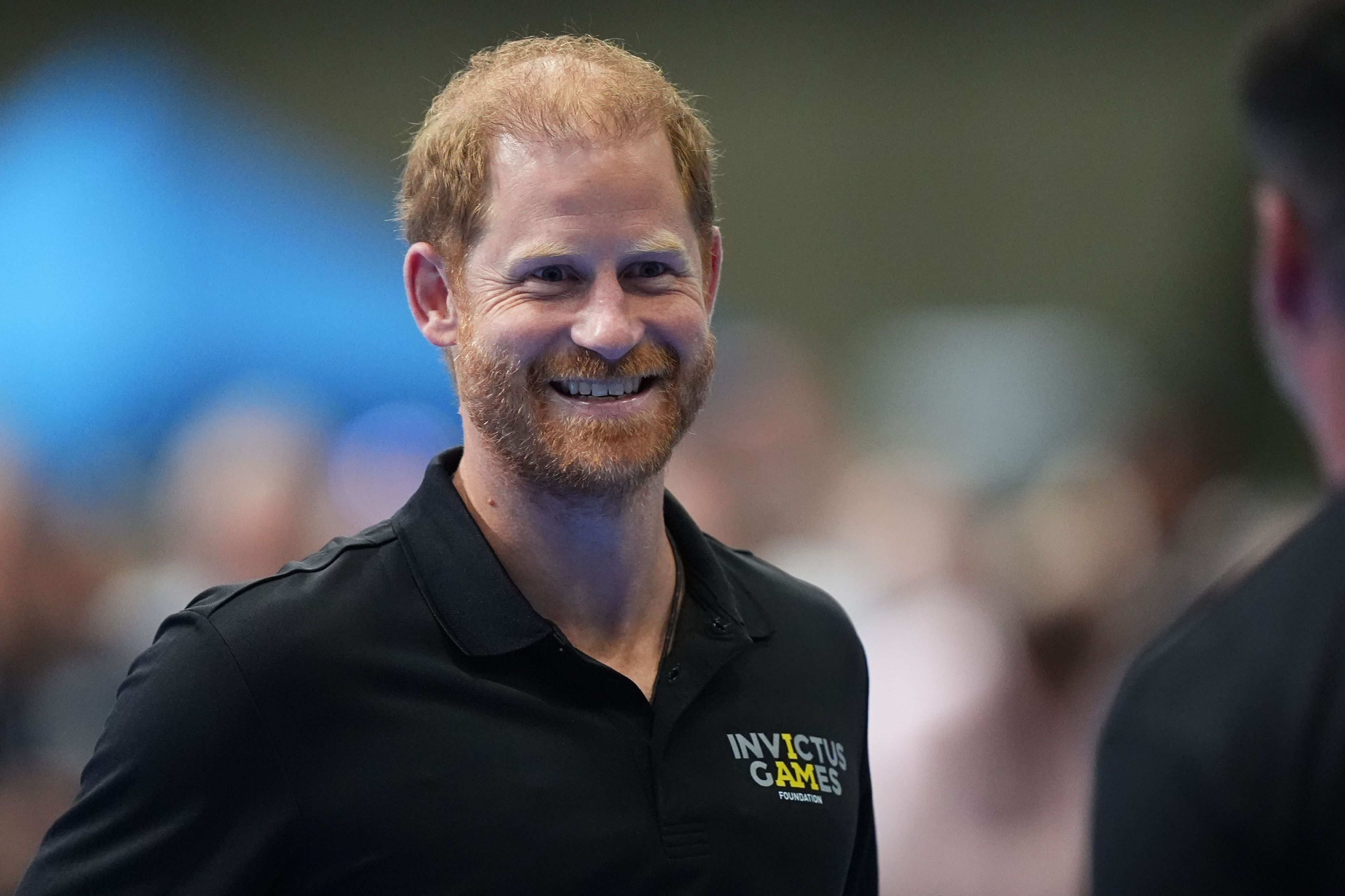 Prinz Harry lacht.