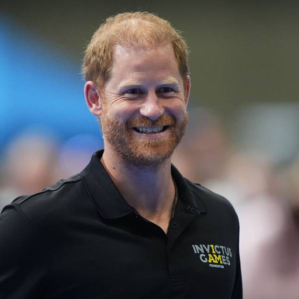 Prinz Harry lacht.
