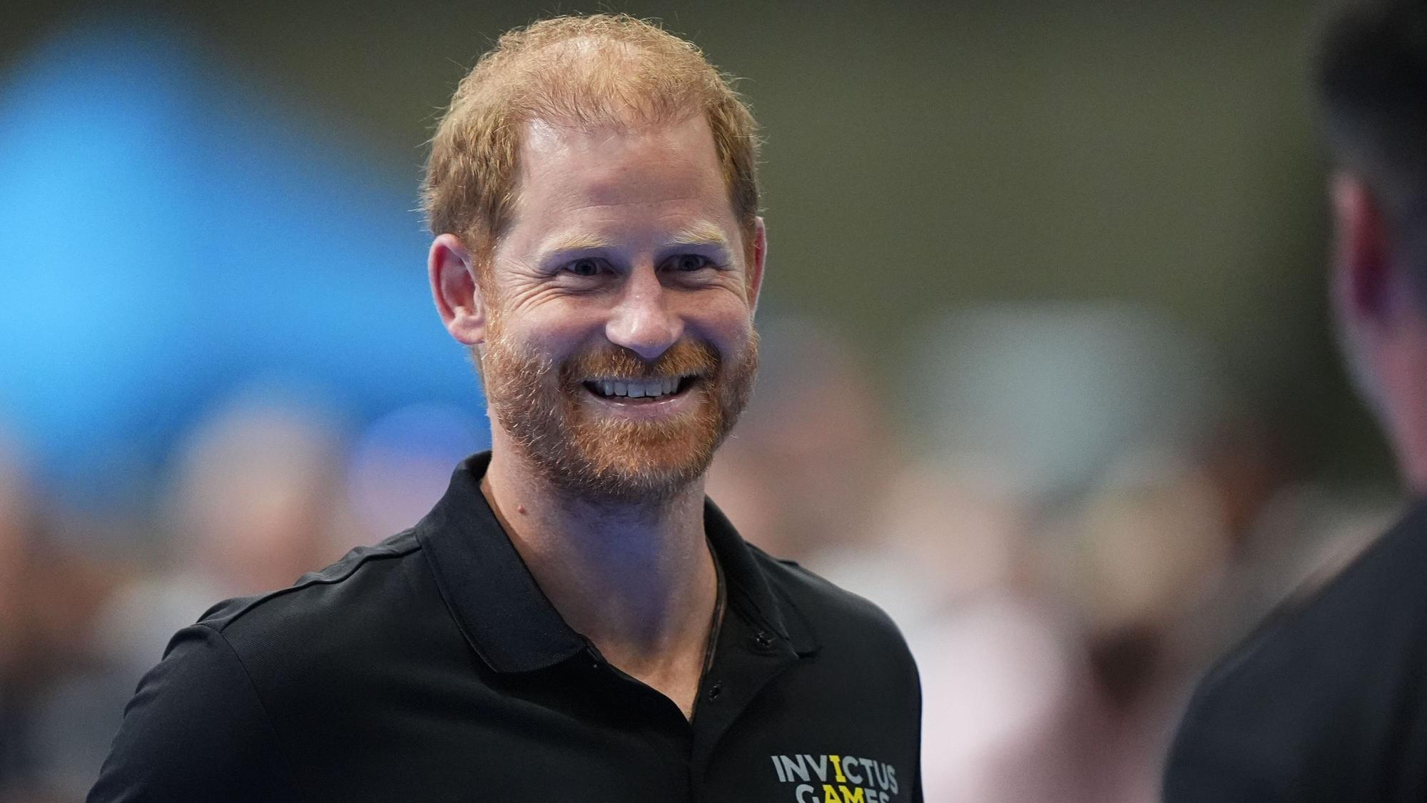 Prinz Harry lacht.