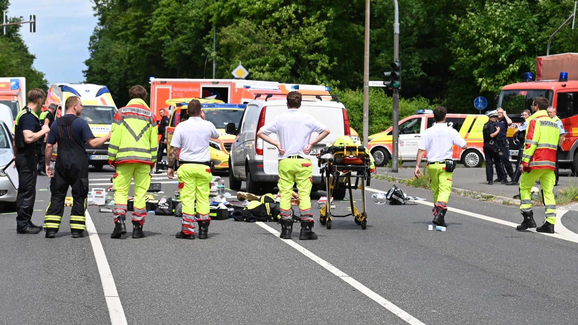 In Hürth war ein Pkw an einer Ampel in eine Gruppe Kinder gefahren.