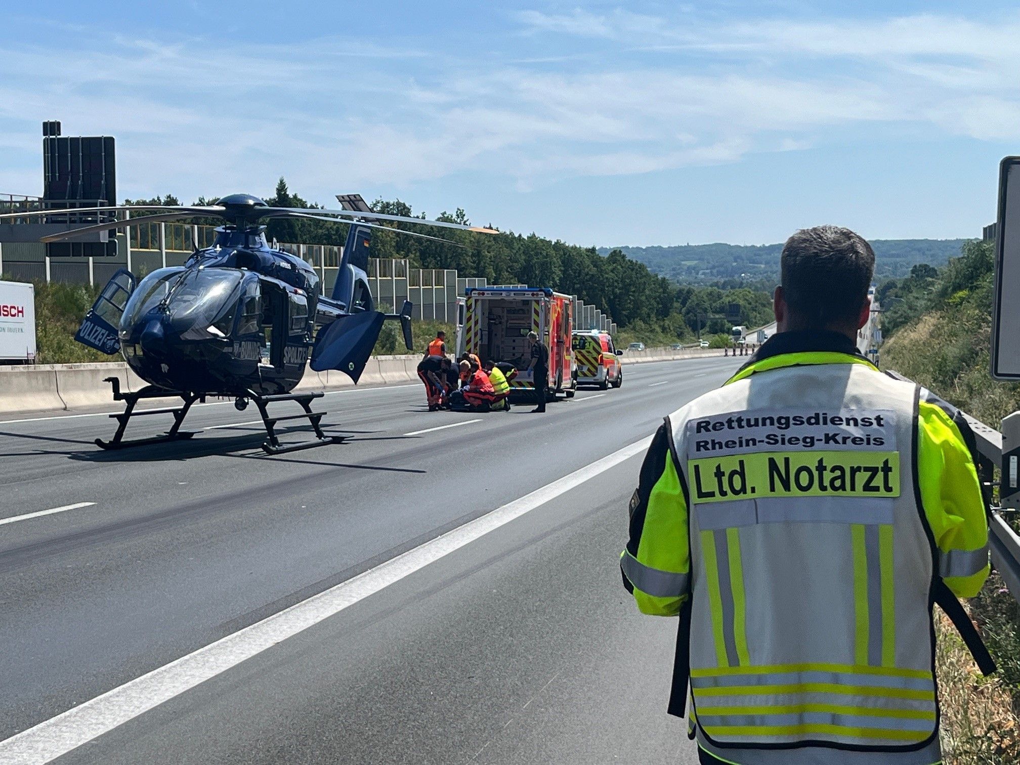 Nach einem schweren Verkehrsunfall auf der A3 bei Siegburg wurde ein Schwerverletzter mit dem Rettungshaubschrauber in ein Kölner Krankenhaus gebracht. Die Autobahn ist in Fahrtrichtung Frakfurt zutrzeit gesperrt.