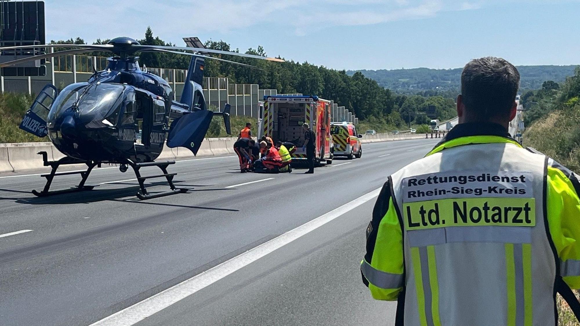 Nach einem schweren Verkehrsunfall auf der A3 bei Siegburg wurde ein Schwerverletzter mit dem Rettungshaubschrauber in ein Kölner Krankenhaus gebracht. Die Autobahn ist in Fahrtrichtung Frakfurt zutrzeit gesperrt.