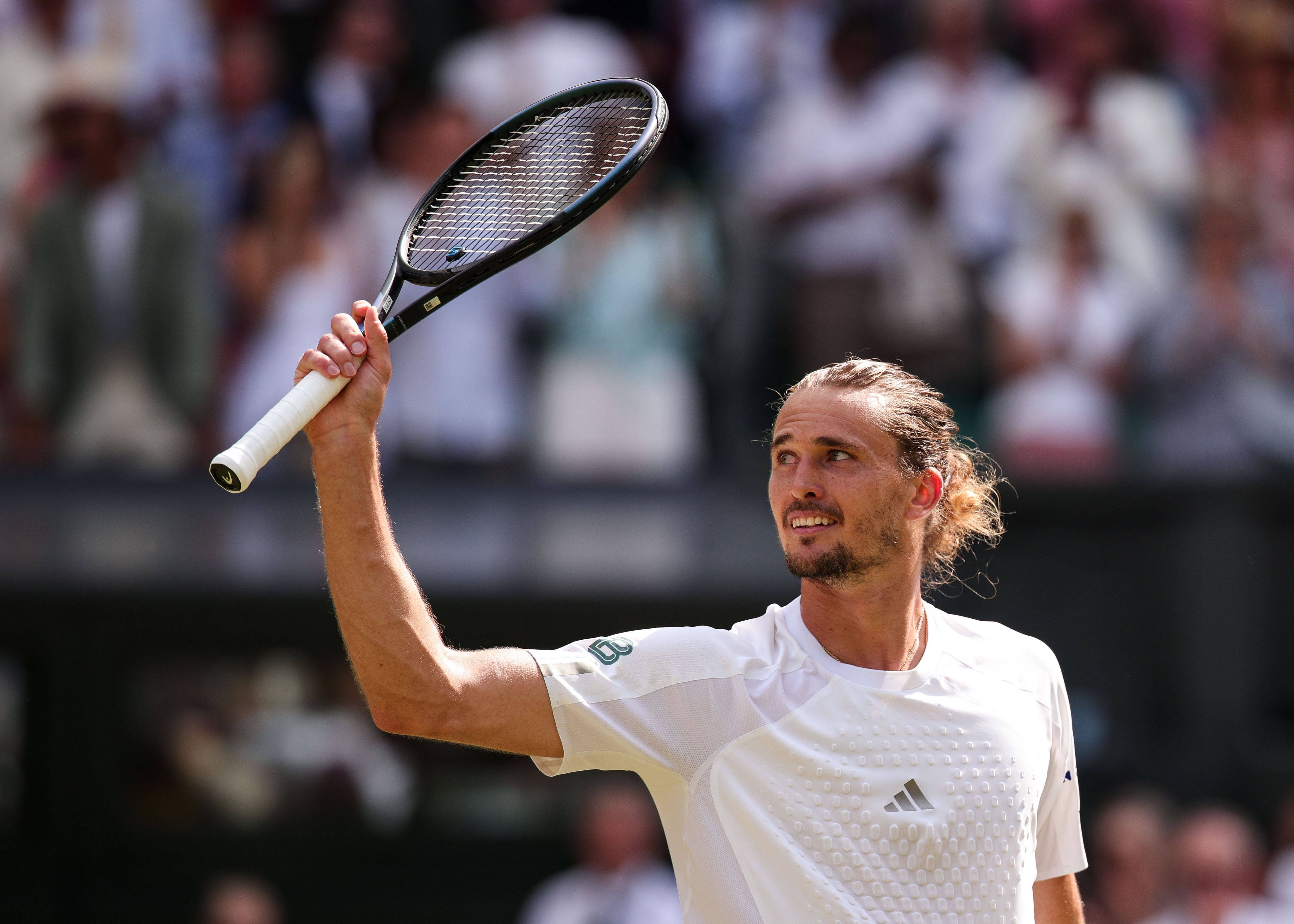 Alexander Zverev winkt mit dem Schläger den Fans zu.