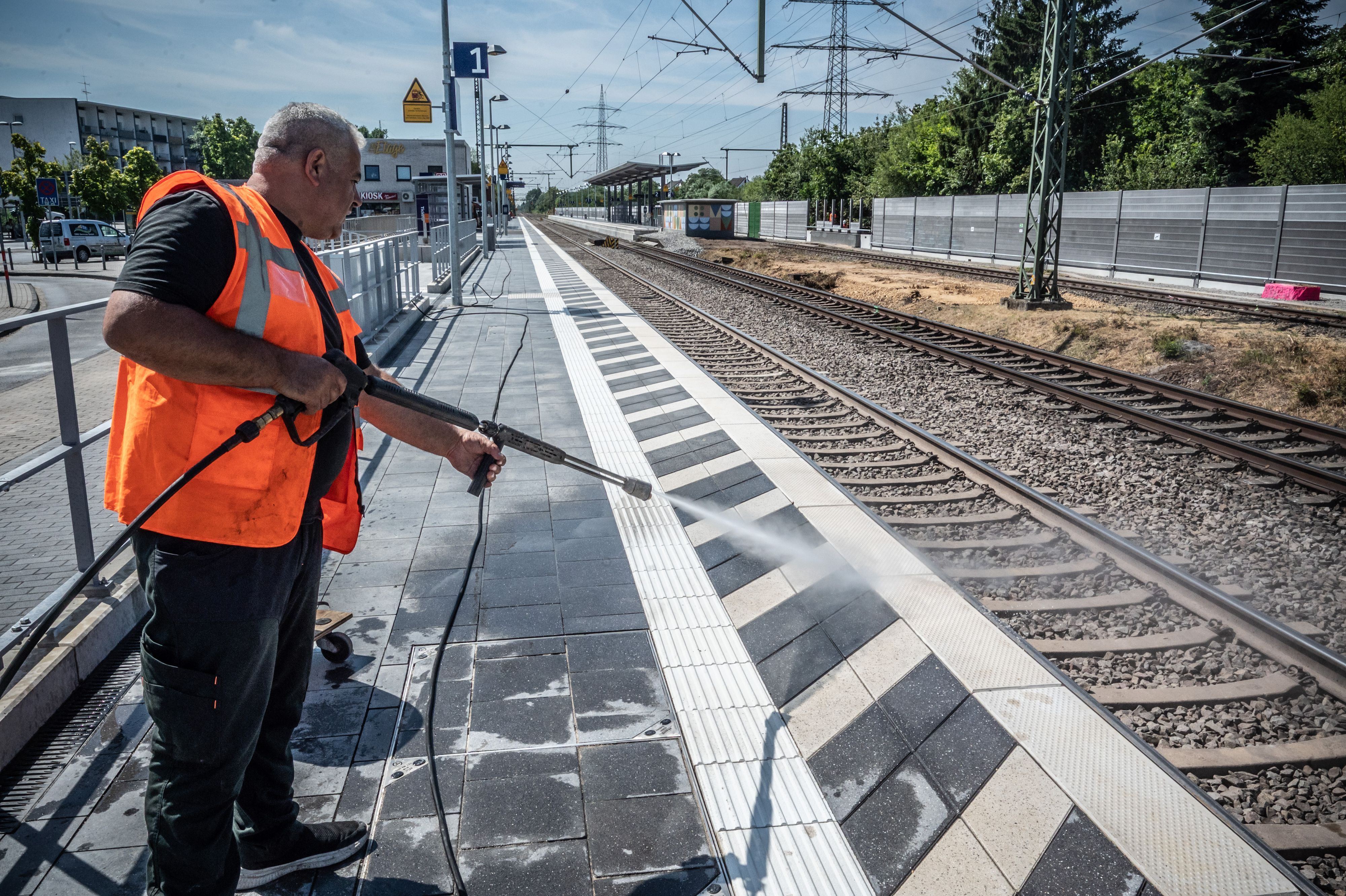Bahnhof Manfort wird geputzt. Abschluss-PK Korridorsanierung Köln-Hagen auf dem Betriebsgelände in Leverkusen-Manfort. Bild: Ralf Krieger