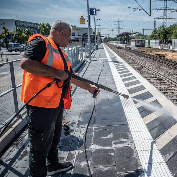 Bahnhof Manfort wird geputzt. Abschluss-PK Korridorsanierung Köln-Hagen auf dem Betriebsgelände in Leverkusen-Manfort. Bild: Ralf Krieger