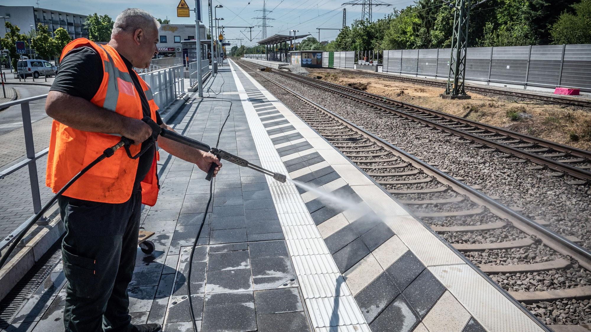 Bahnhof Manfort wird geputzt. Abschluss-PK Korridorsanierung Köln-Hagen auf dem Betriebsgelände in Leverkusen-Manfort. Bild: Ralf Krieger