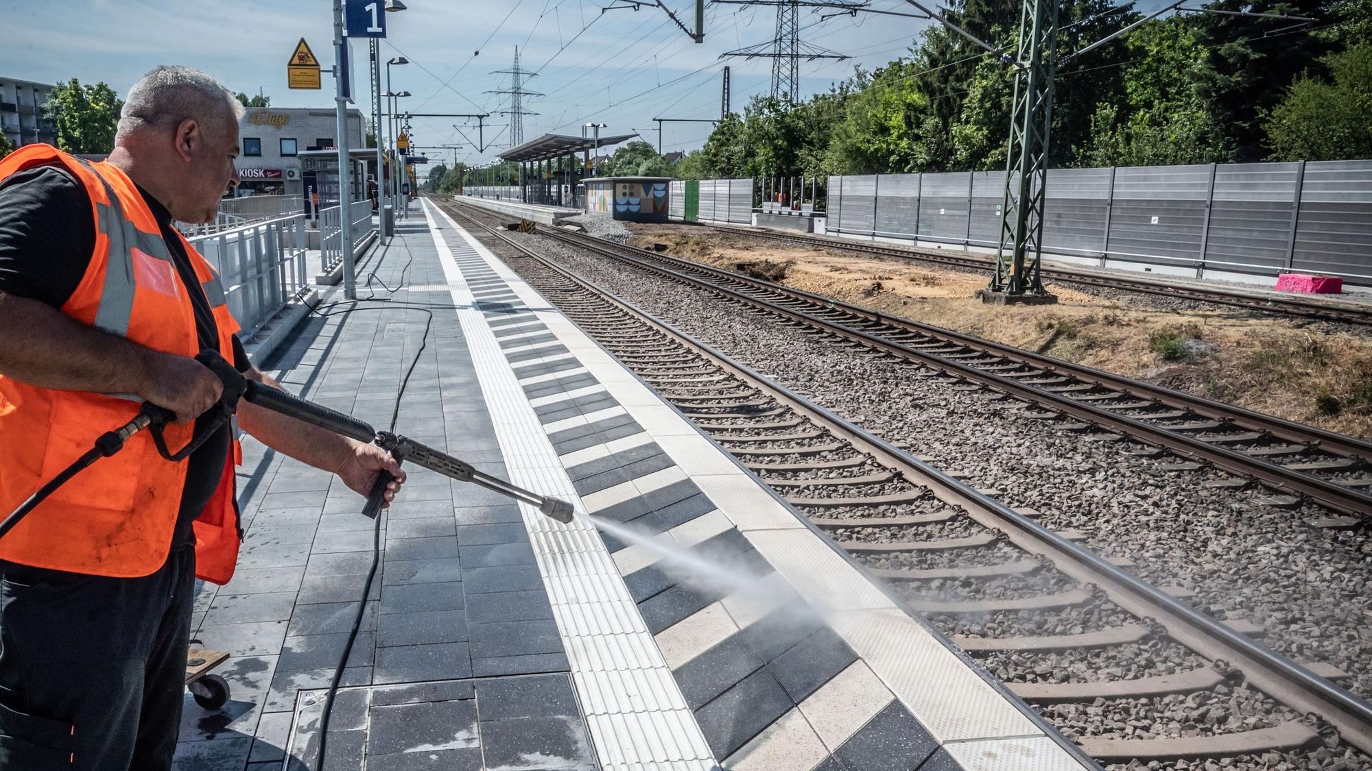 Bahnhof Manfort wird geputzt. Abschluss-PK Korridorsanierung Köln-Hagen auf dem Betriebsgelände in Leverkusen-Manfort. Bild: Ralf Krieger