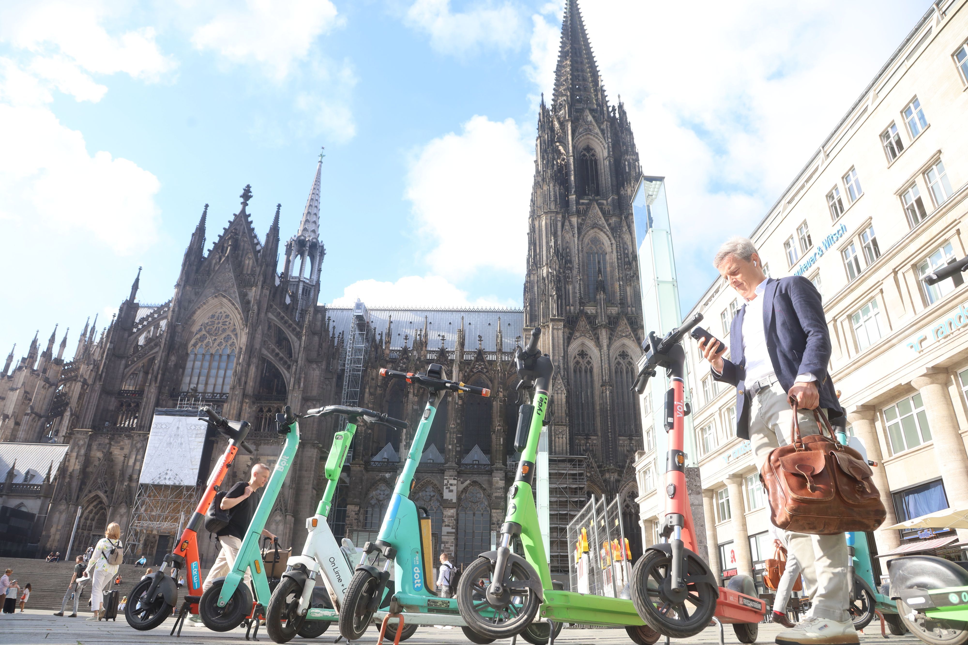 09.07.2026, Köln: Die Anbieter von E-Scooter sind zur Zeiz in Köln: ridemovi, Bolt, Lime, Dott, Ryde und Voi (v.l.). Die Stadt will die Anbeiter von E-Scooter von sechs auf drei reduzieren.  Foto: Arton Krasniqi