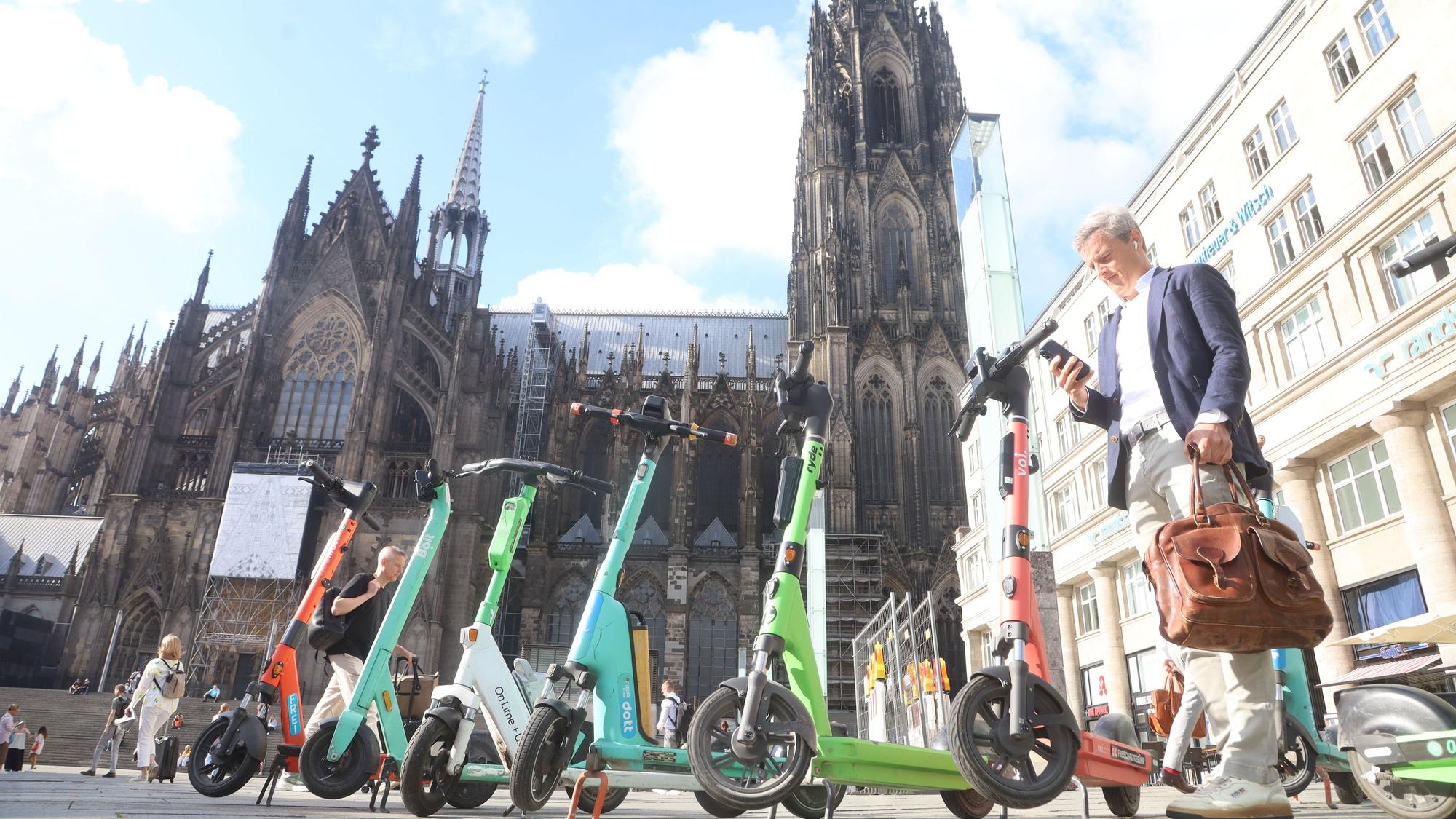 09.07.2026, Köln: Die Anbieter von E-Scooter sind zur Zeiz in Köln: ridemovi, Bolt, Lime, Dott, Ryde und Voi (v.l.). Die Stadt will die Anbeiter von E-Scooter von sechs auf drei reduzieren. Foto: Arton Krasniqi