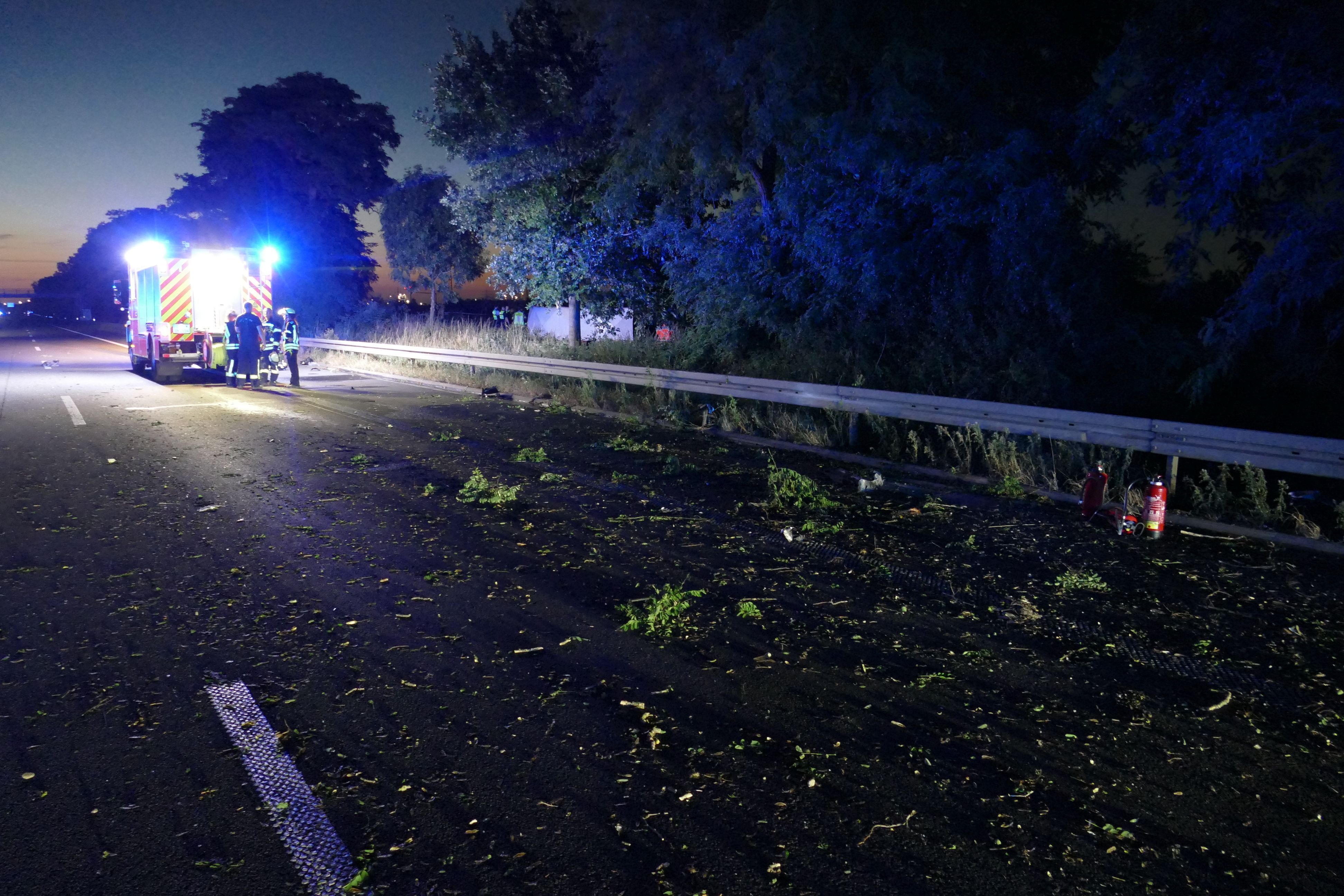 Ein Feld aus Trümmern und Ästen lag auf der Fahrbahn.