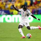 Gideon Mensah bei der WM für Ghana am Ball