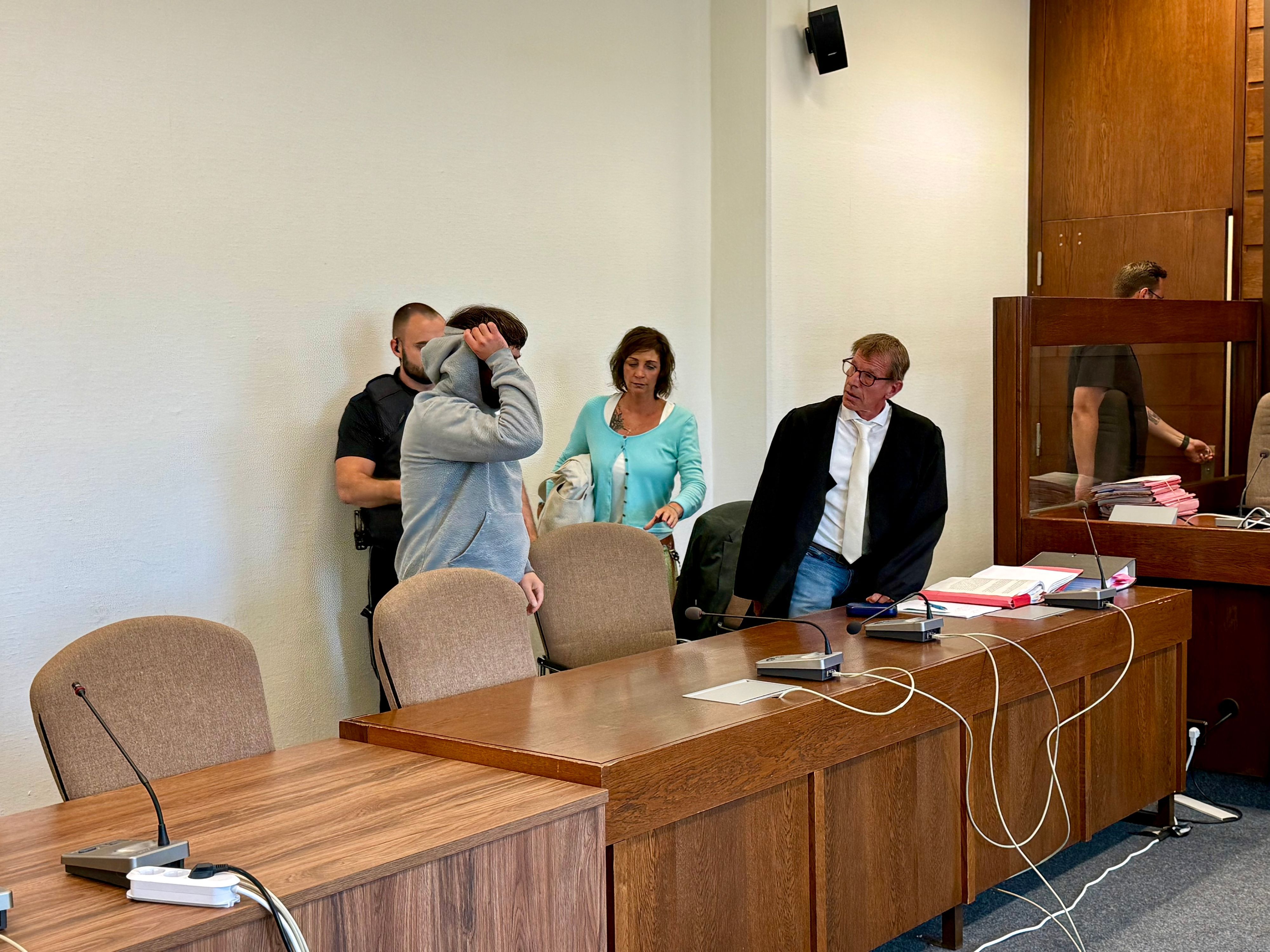 Der Angeklagte im Opladener Mordprozess wird in den Gerichtssaal geführt