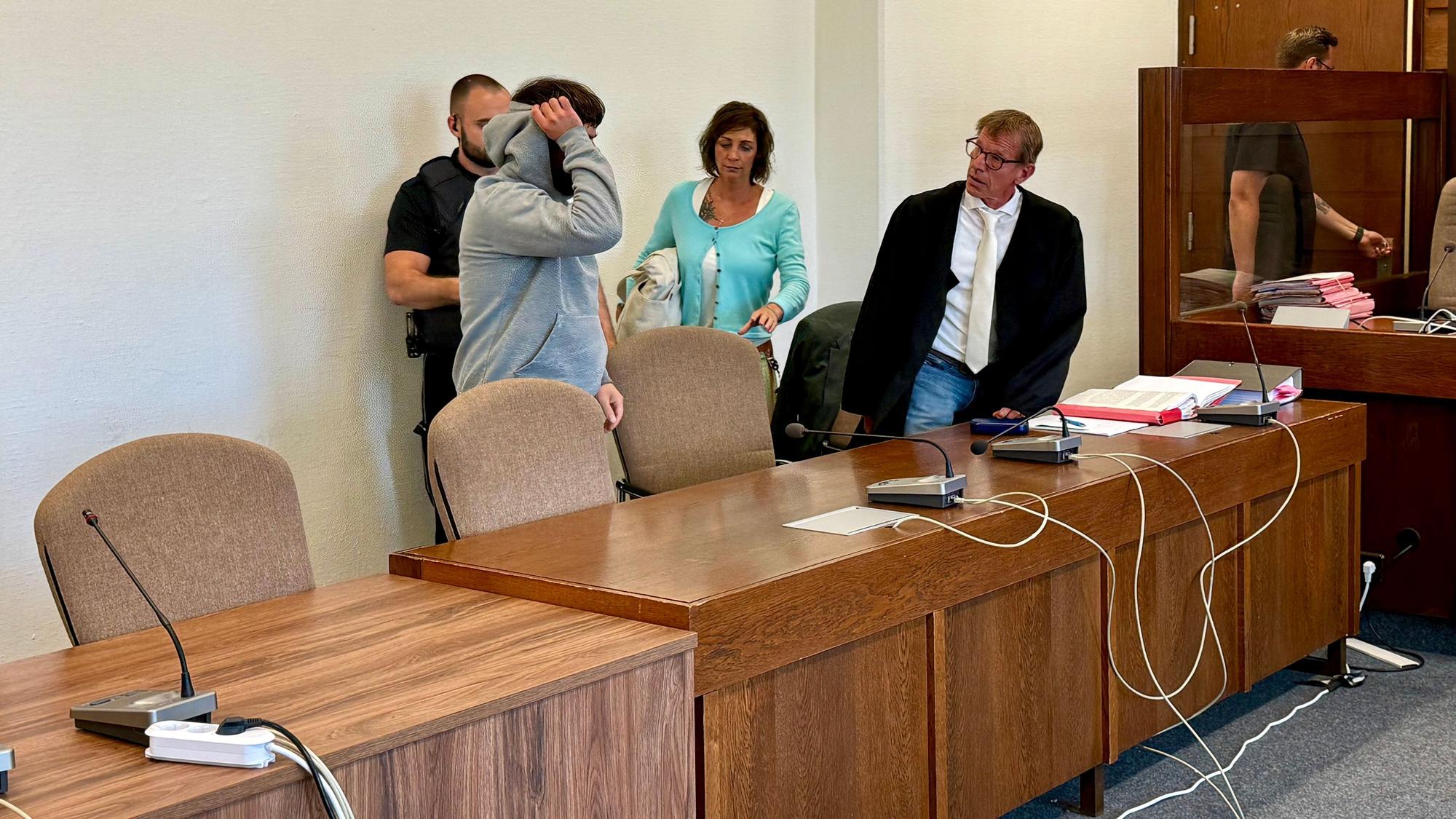 Der Angeklagte im Opladener Mordprozess wird in den Gerichtssaal geführt