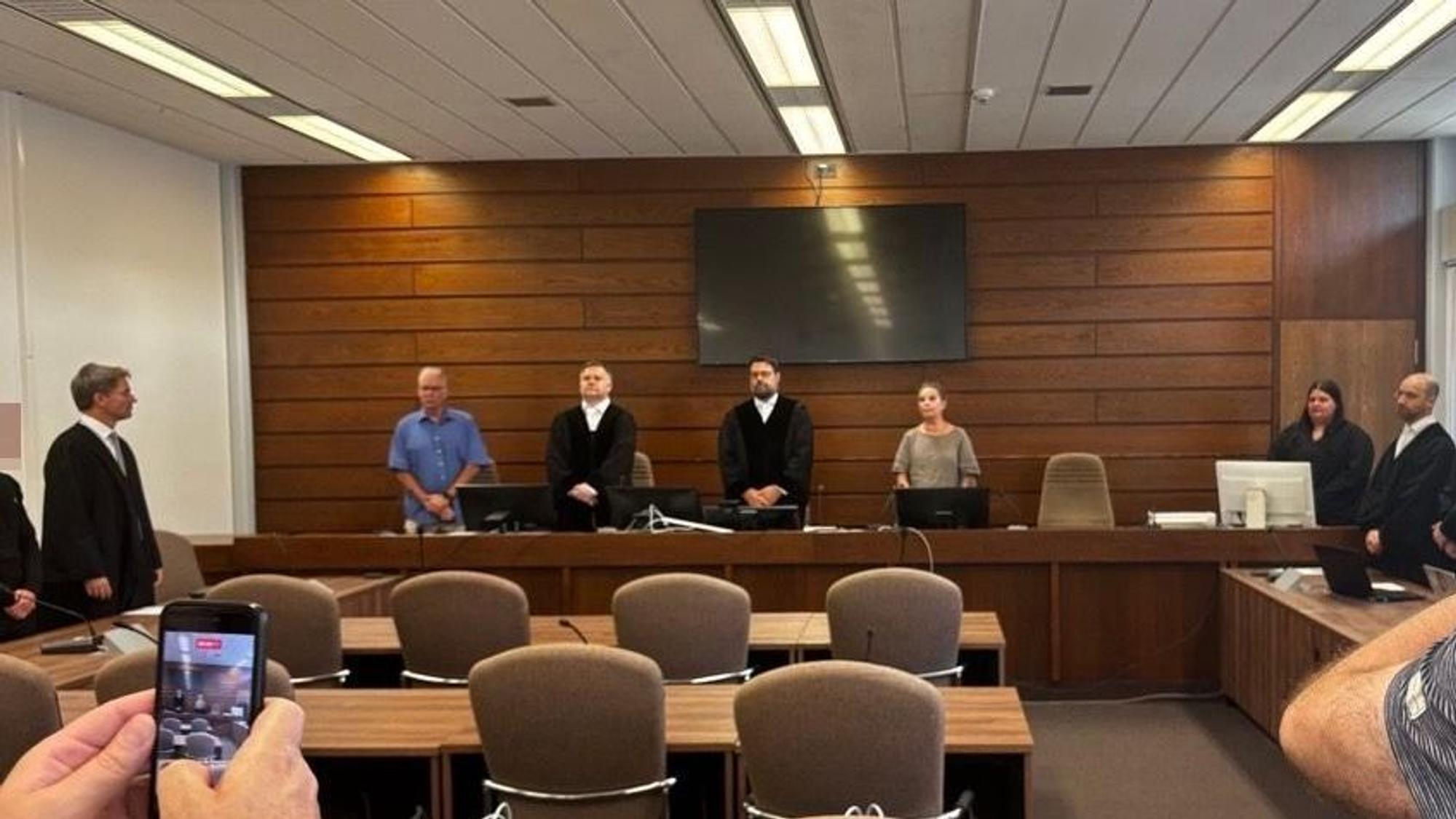 Das Landgericht Köln hat einen 21-Jährigen unter anderem wegen fahrlässiger Tötung und fahrlässiger Körperverletzung in zwei Fällen zu vier Jahren und sechs Monaten Haft verurteilt.