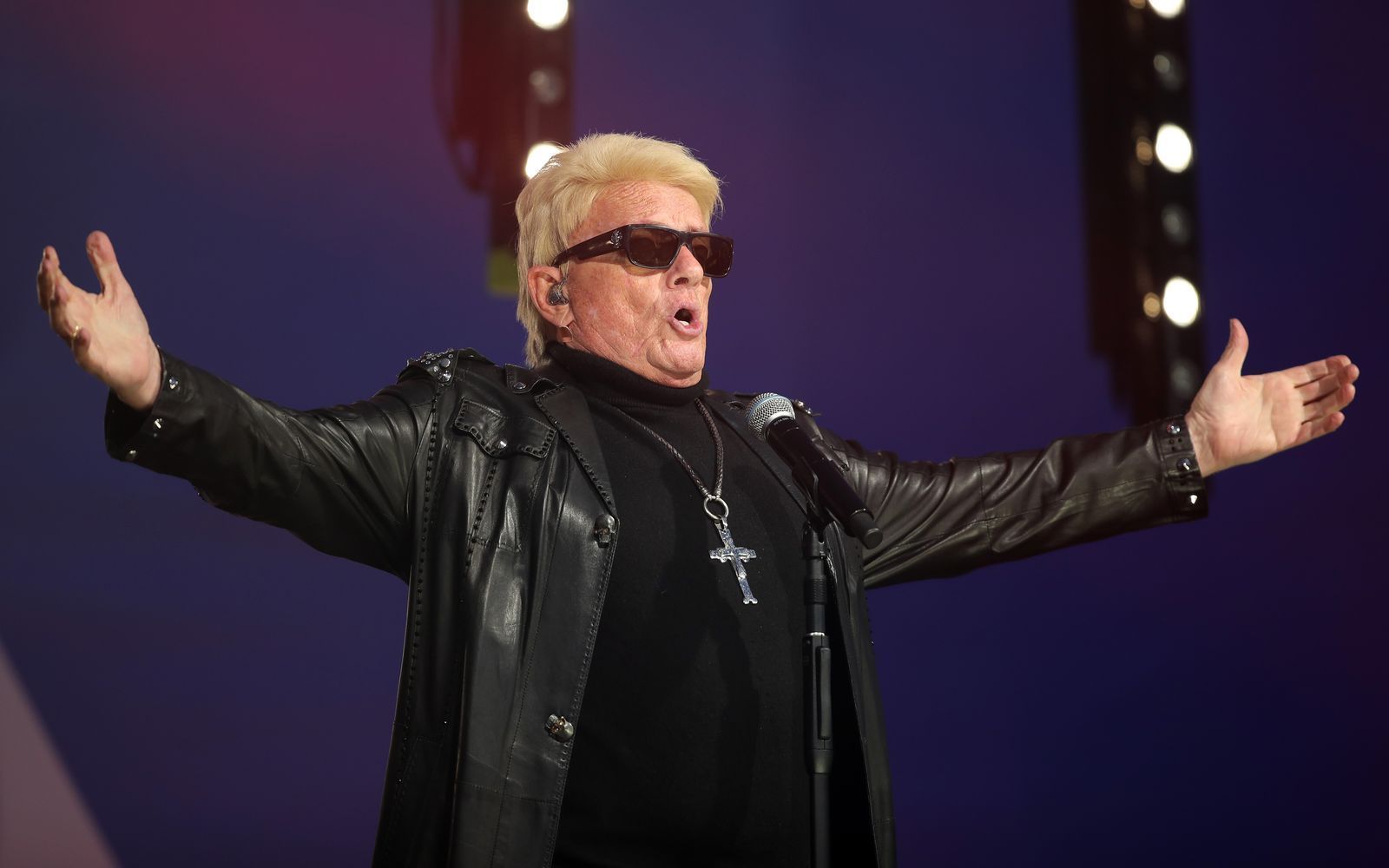 Schlagerstar Heino hat sich verletzt und musste mit einem Orthesensschuh auf der Bühne auftreten. (Bild: 2020 Getty Images/Andreas Rentz)