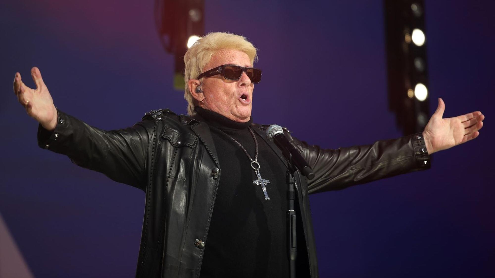 Schlagerstar Heino hat sich verletzt und musste mit einem Orthesensschuh auf der Bühne auftreten. (Bild: 2020 Getty Images/Andreas Rentz)