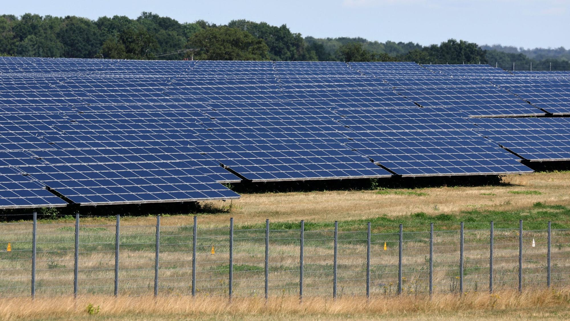 Das Symbolfoto zeigt eine eingezäunte Photovoltaik-Freiflächenanlagen.