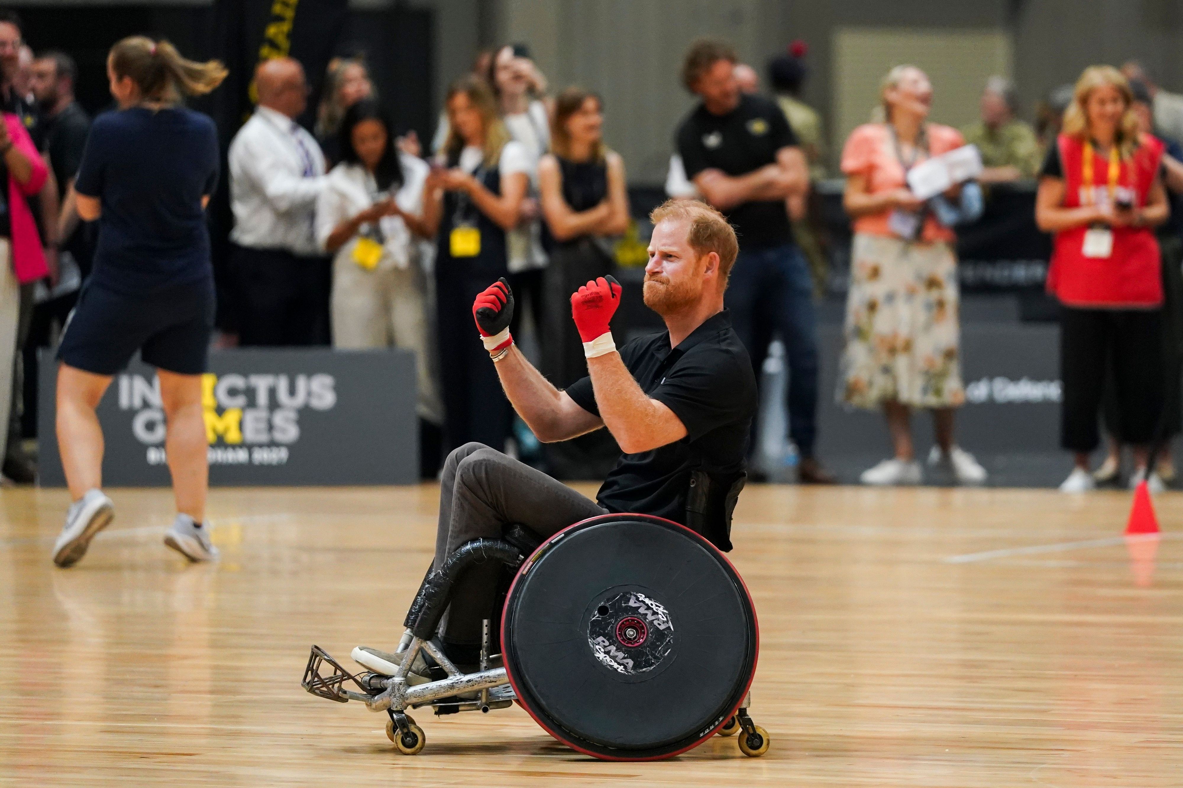Prinz Harry während er bei einer Countdown-Veranstaltung zu den Invictus Games Rollstuhl-Rugby spielt.