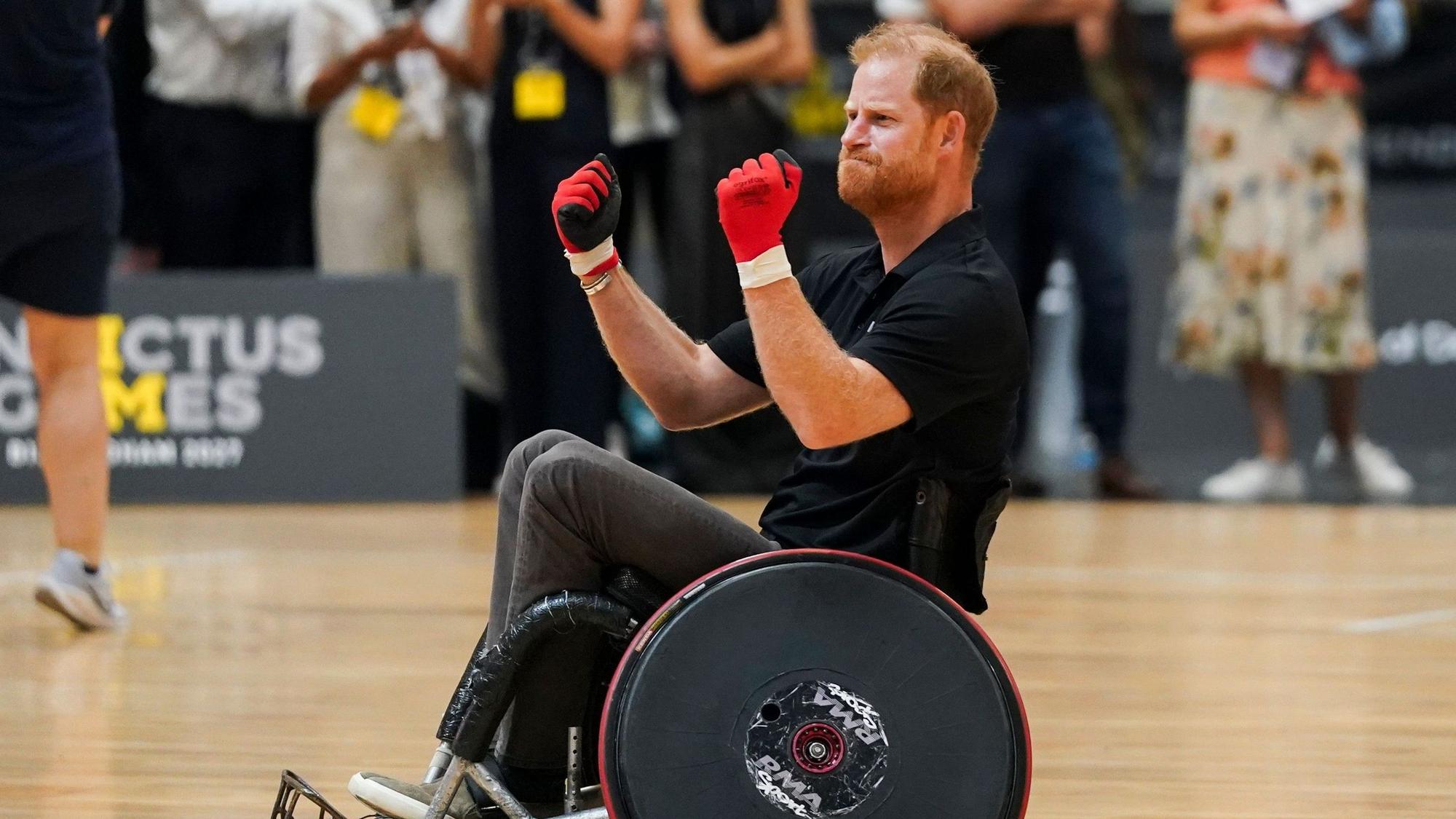 Prinz Harry während er bei einer Countdown-Veranstaltung zu den Invictus Games Rollstuhl-Rugby spielt.