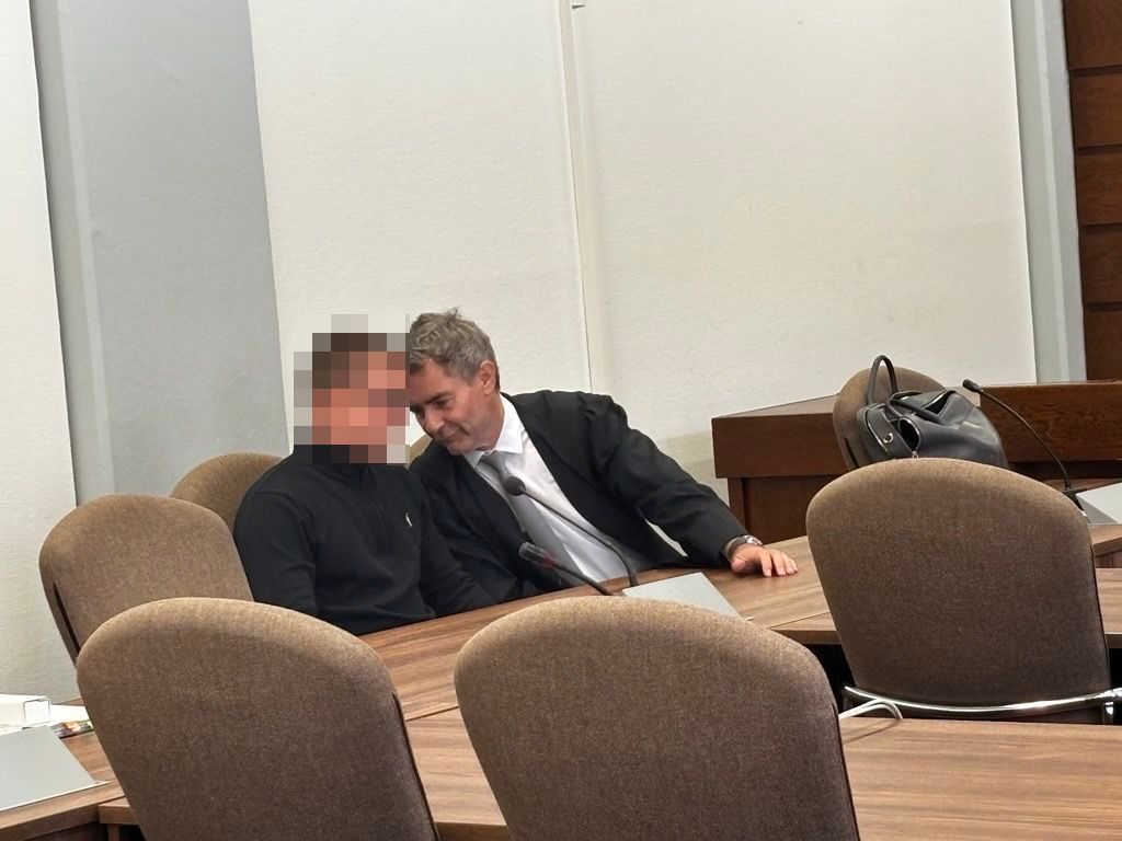 Der Angeklagte mit seinem Anwalt Marc Donay vor der Urteilsverkündung.