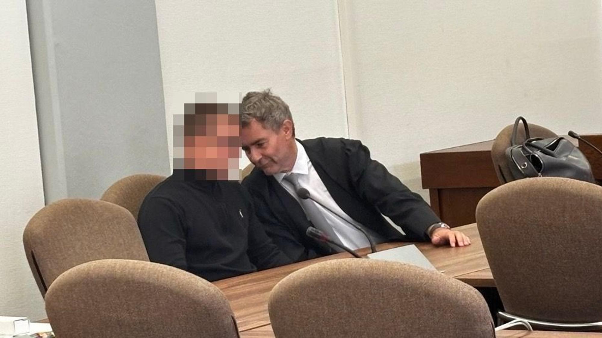 Das Foto zeigt den Angeklagten mit seinem Anwalt Marc Donay.