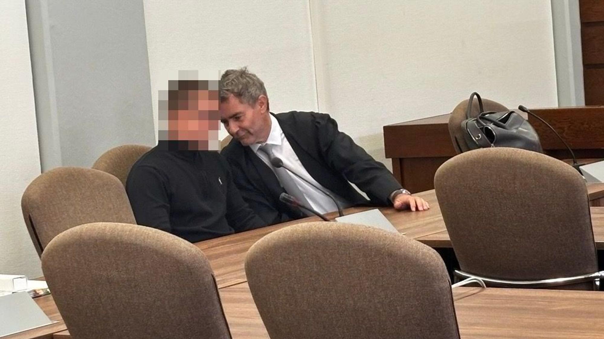 Das Landgericht Köln hat den 21-Jährigen unter anderem wegen fahrlässiger Tötung und fahrlässiger Körperverletzung in zwei Fällen zu vier Jahren und sechs Monaten Haft verurteilt.
