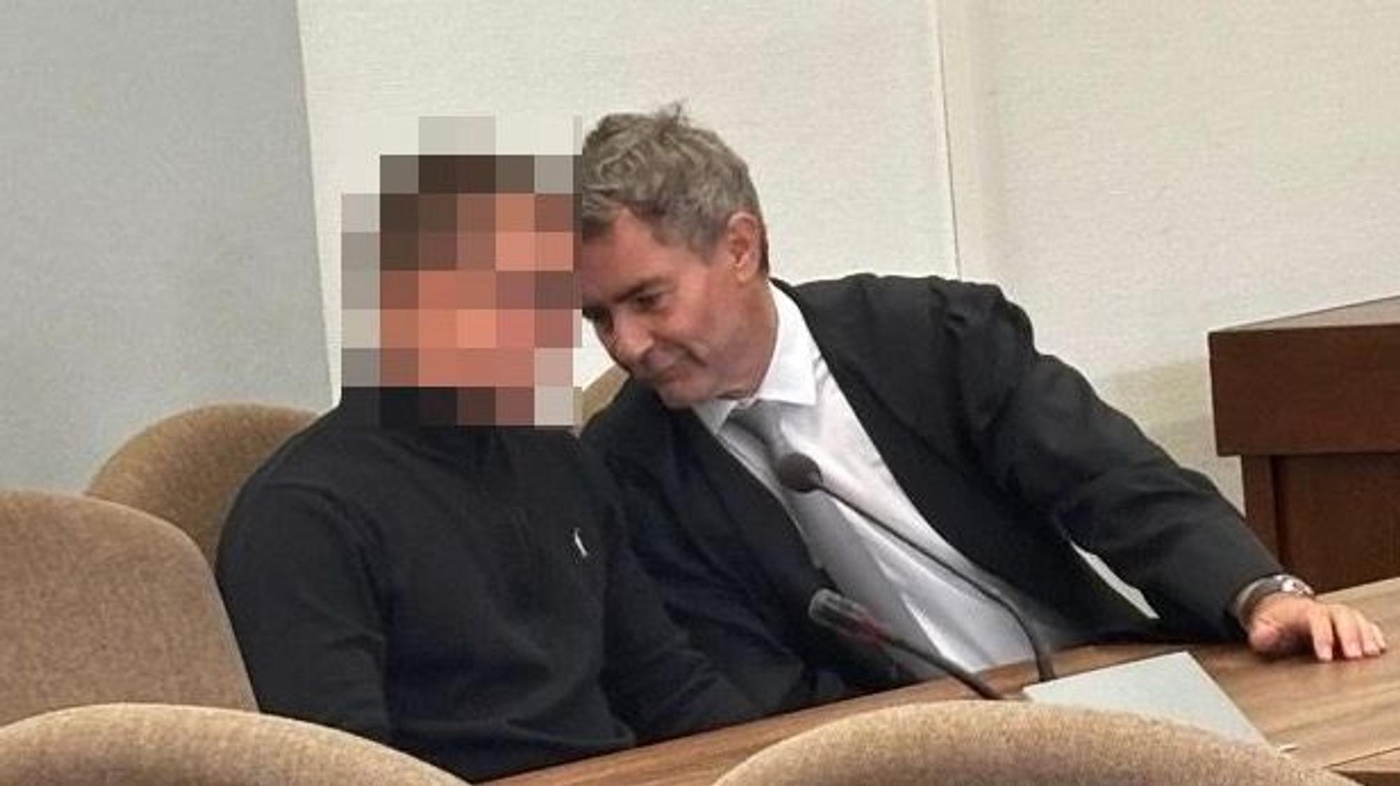 Der Angeklagte mit seinem Anwalt Marc Donay vor der Urteilsverkündung.