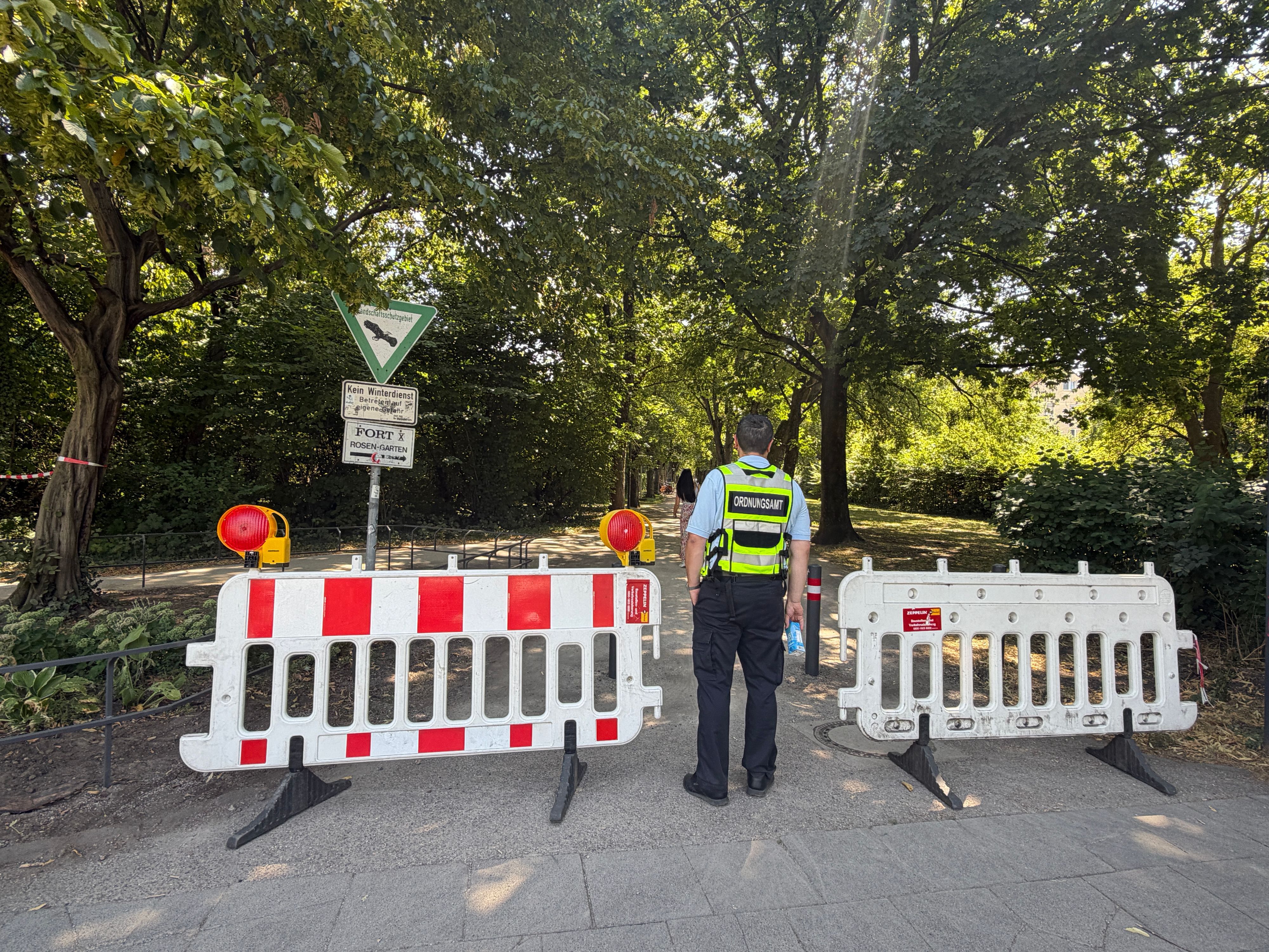 Polizei und Ordnungsamt haben die Straße rund um den Fundort in Nippes gesperrt. Hier ist der Eingang zum Fort X an der Niehler Straße zu sehen.