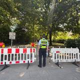 Polizei und Ordnungsamt haben die Straße rund um den Fundort in Nippes gesperrt. Hier ist der Eingang zum Fort X an der Niehler Straße zu sehen.