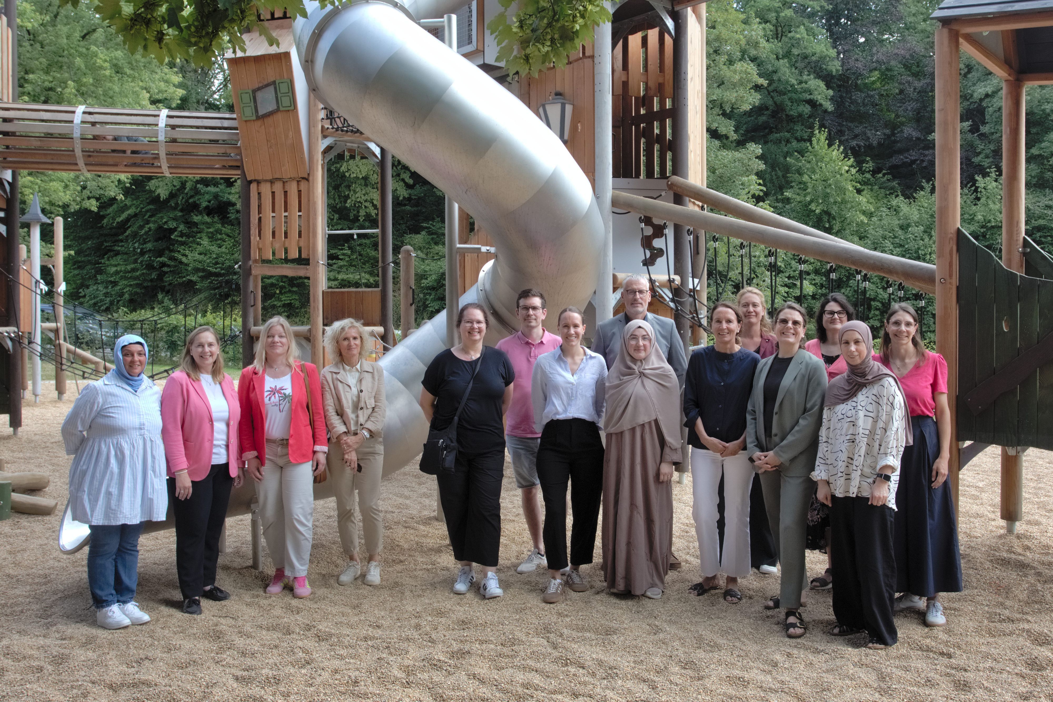 Gruppenfoto auf einem Spielplatz.