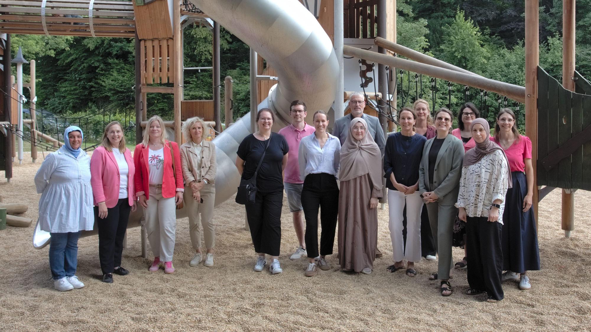 Gruppenfoto auf einem Spielplatz.