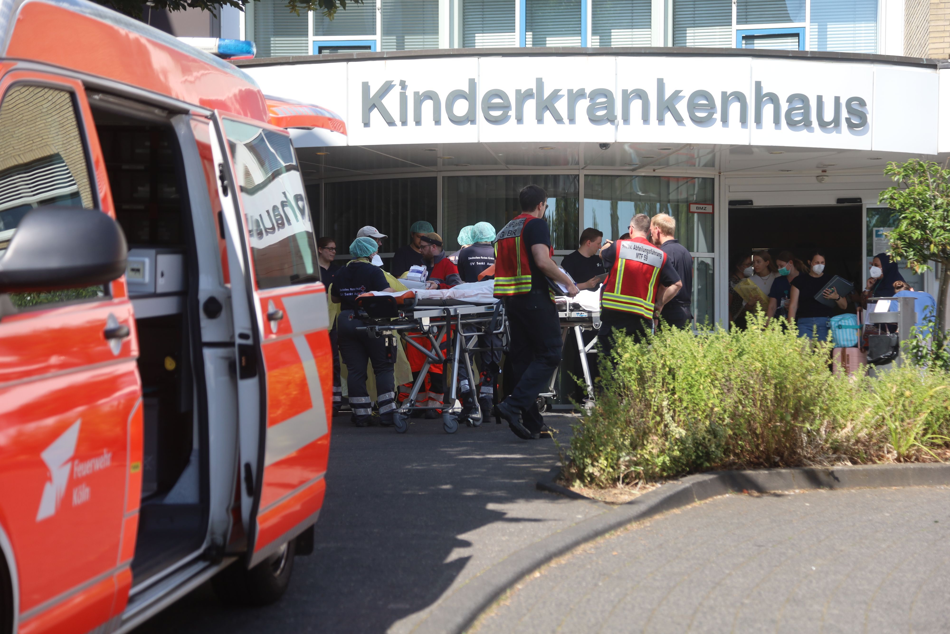 10.07.2026, Köln: In Nippes ist am Freitagmorgen (10. Juli) bei Sondierungsarbeiten in der Nähe des Johannes-Giesberts-Parks ein Blindgänger aus dem Zweiten Weltkrieg entdeckt worden. Nach Angaben der Stadt handelt es sich um eine amerikanische Zehn-Zentner-Bombe (500 Kilogramm) mit Front- und Heckaufschlagzünder. Foto: Arton Krasniqi