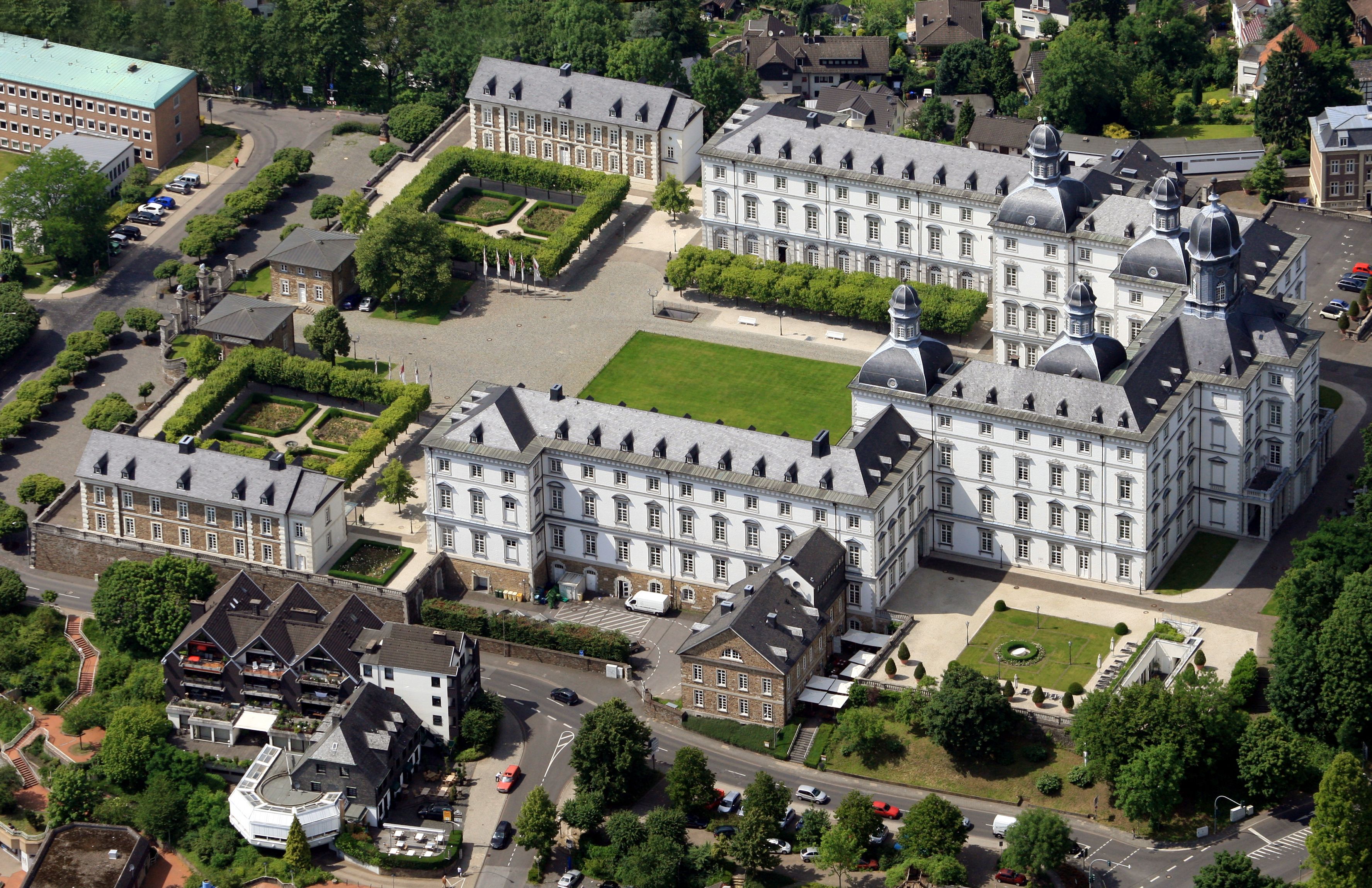 Luftbild von Schloss Bensberg