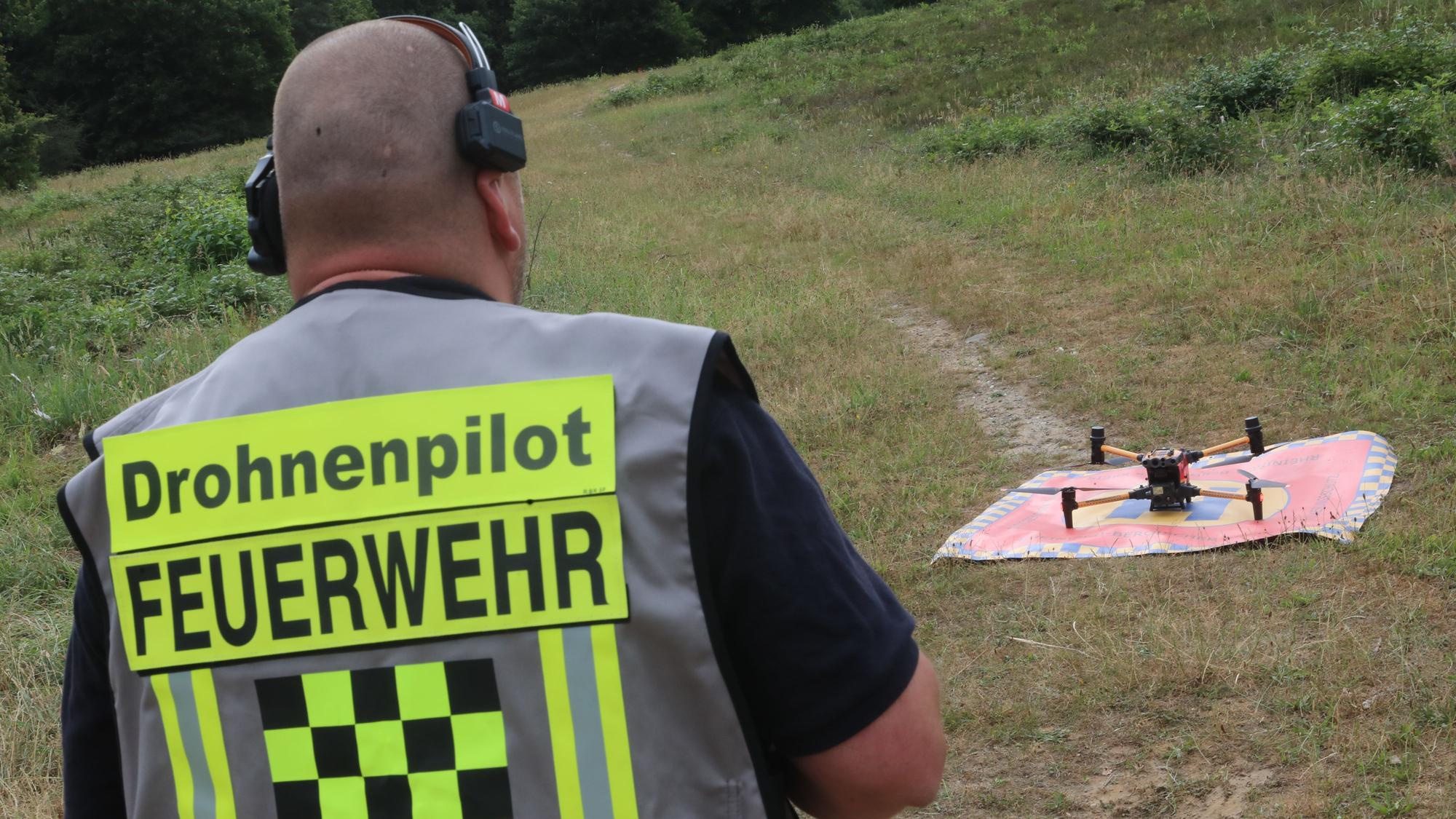 Ein Drohnenpilot des Kreises startet eine Drohne in der Wahner Heide.